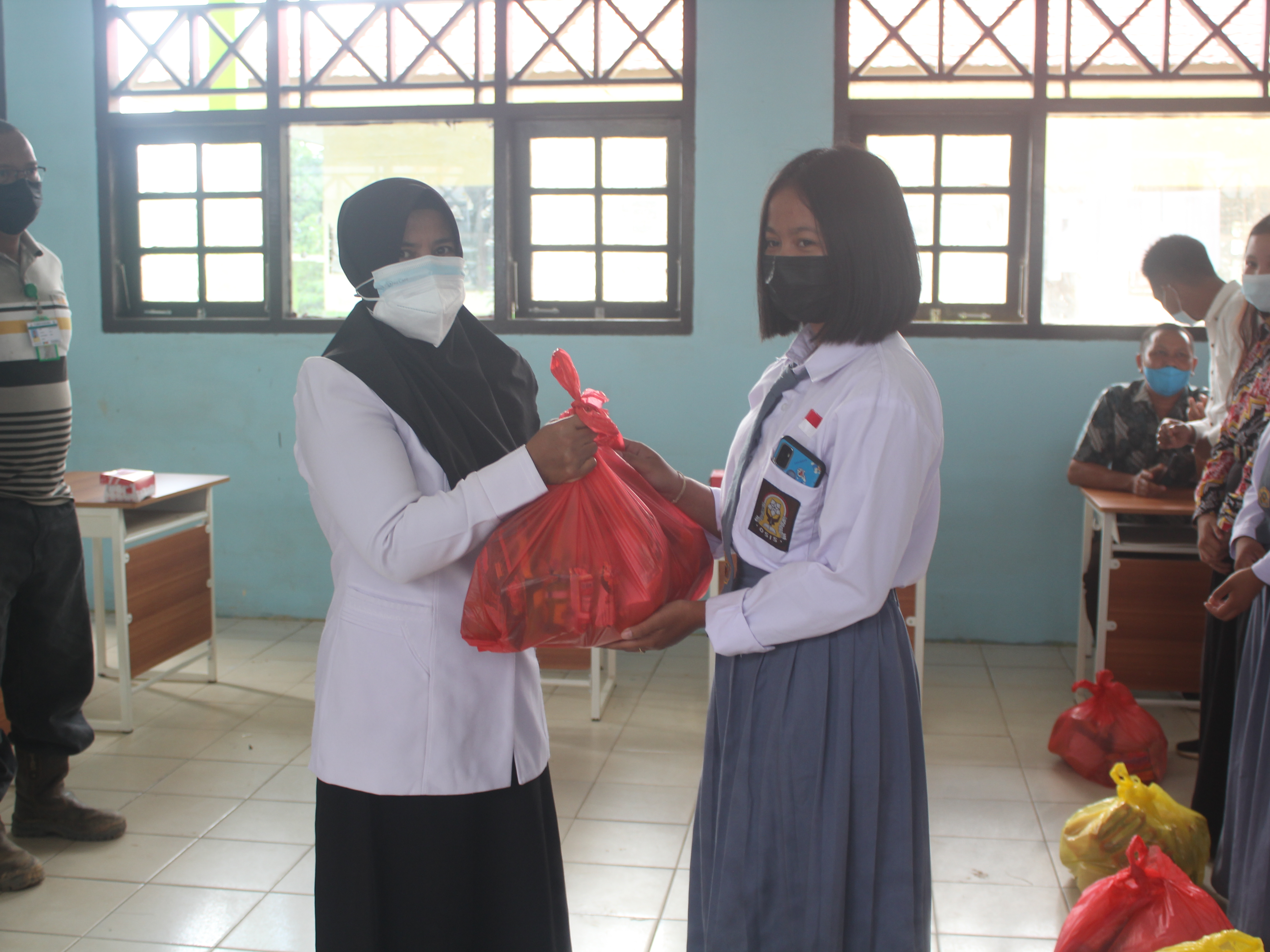 KEGIATAN PENYERAHAN BANTUAN SEMBAKO KEPADA SISWA DAN GURU TERDAMPAK BANJIR