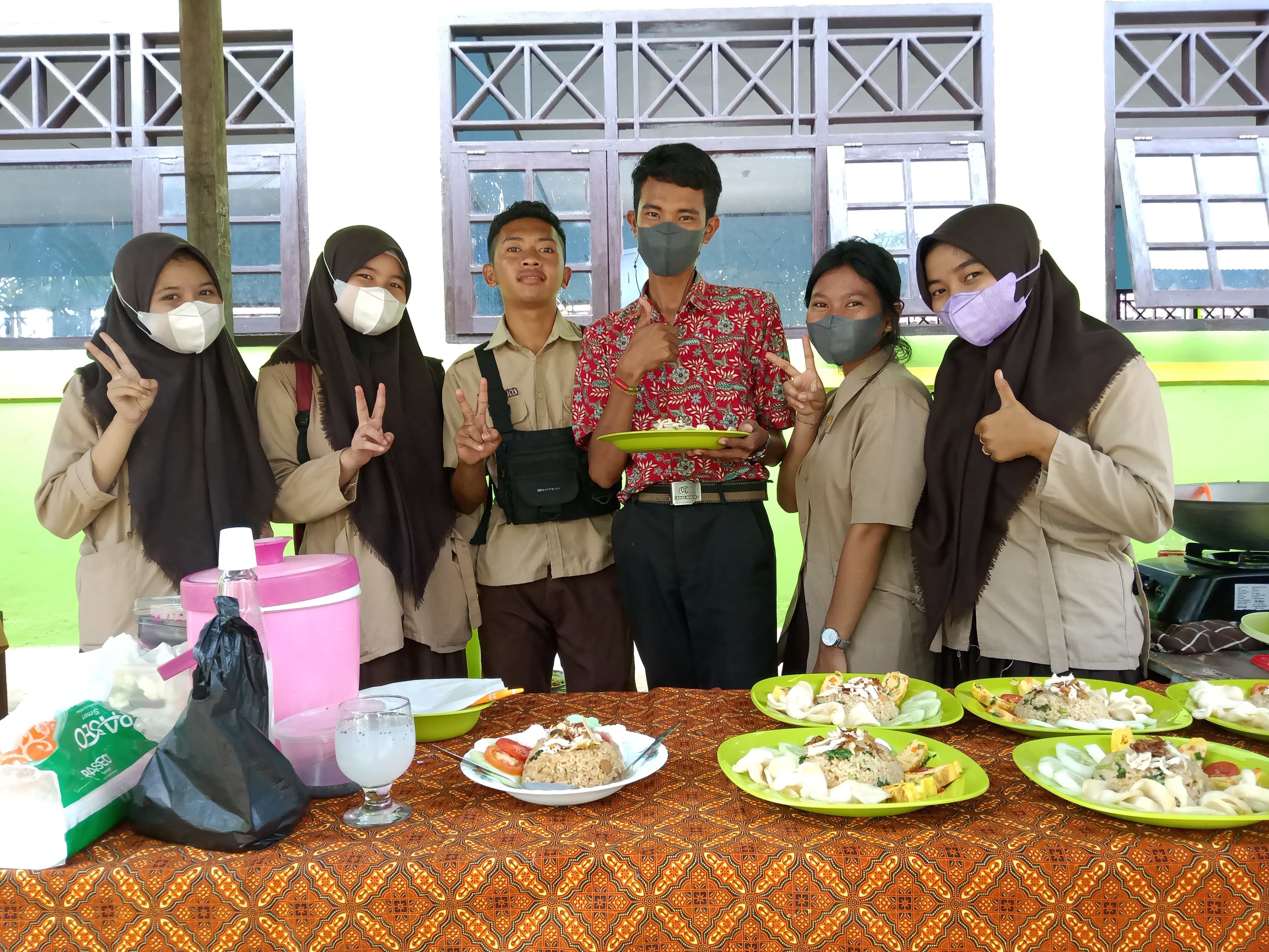 KEGIATAN MEMASAK OLEH PESERTA DIDIK KELAS XII IIS