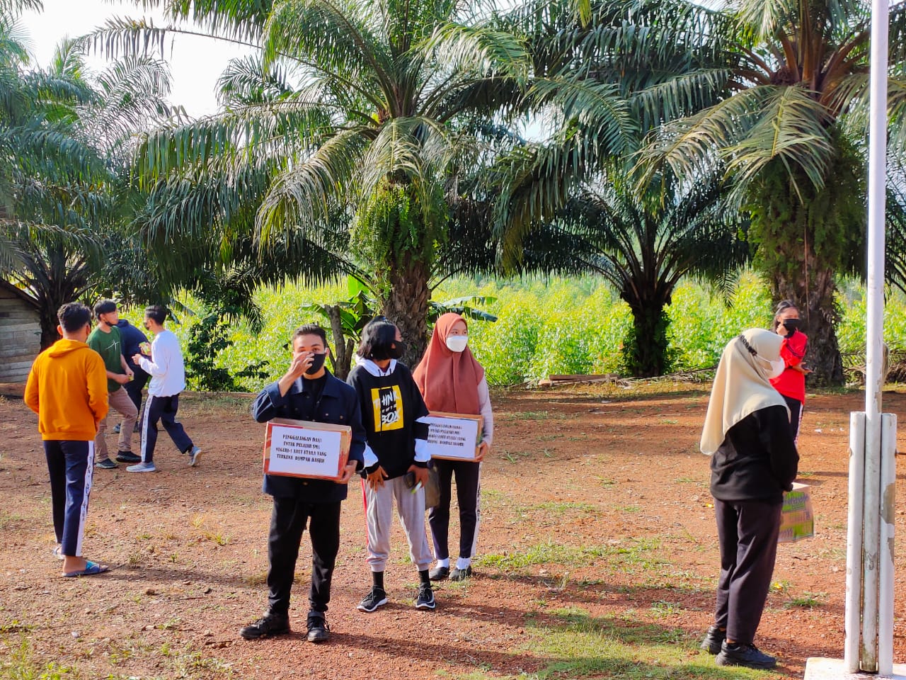 KEGIATAN USAHA DANA UNTUK BANTUAN BENCANA BANJIR OLEH OSIS SMAN 1 ARUT UTARA