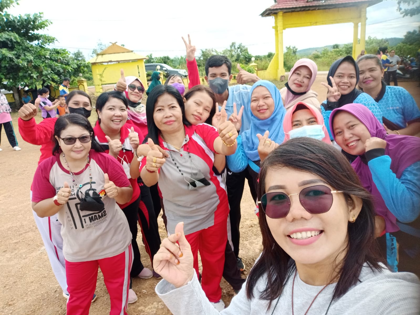 KEGIATAN SENAM BERSAMA DI HALAMAN KANTOR CAMAT ARUT UTARA