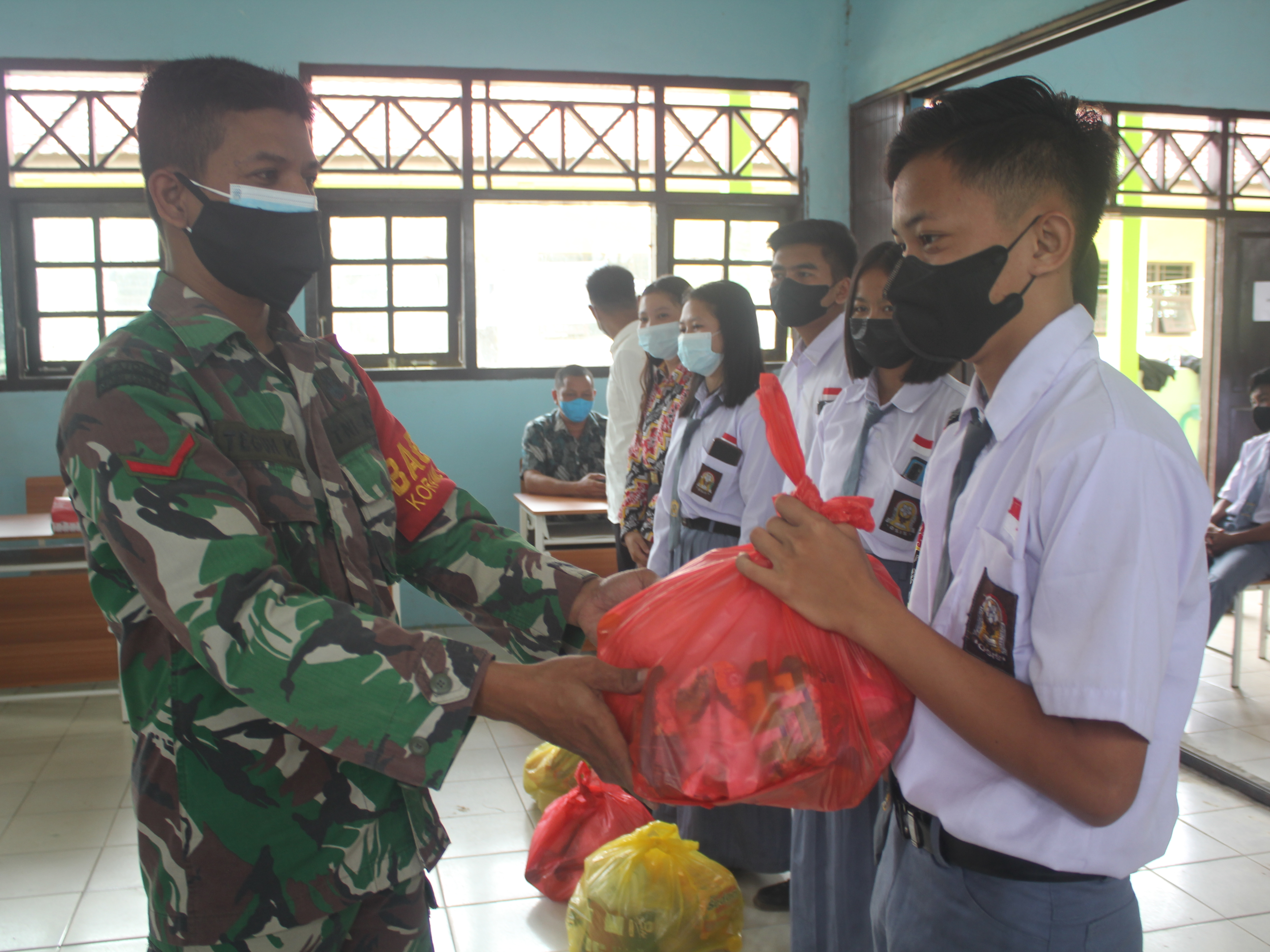 KEGIATAN PENYERAHAN BANTUAN SEMBAKO KEPADA SISWA DAN GURU TERDAMPAK BANJIR