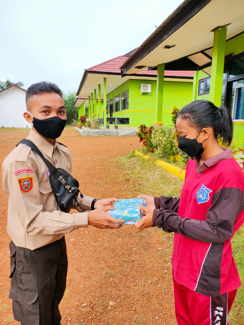 PENYERAHAN HADIAH KEGATAN CLASS MEETING