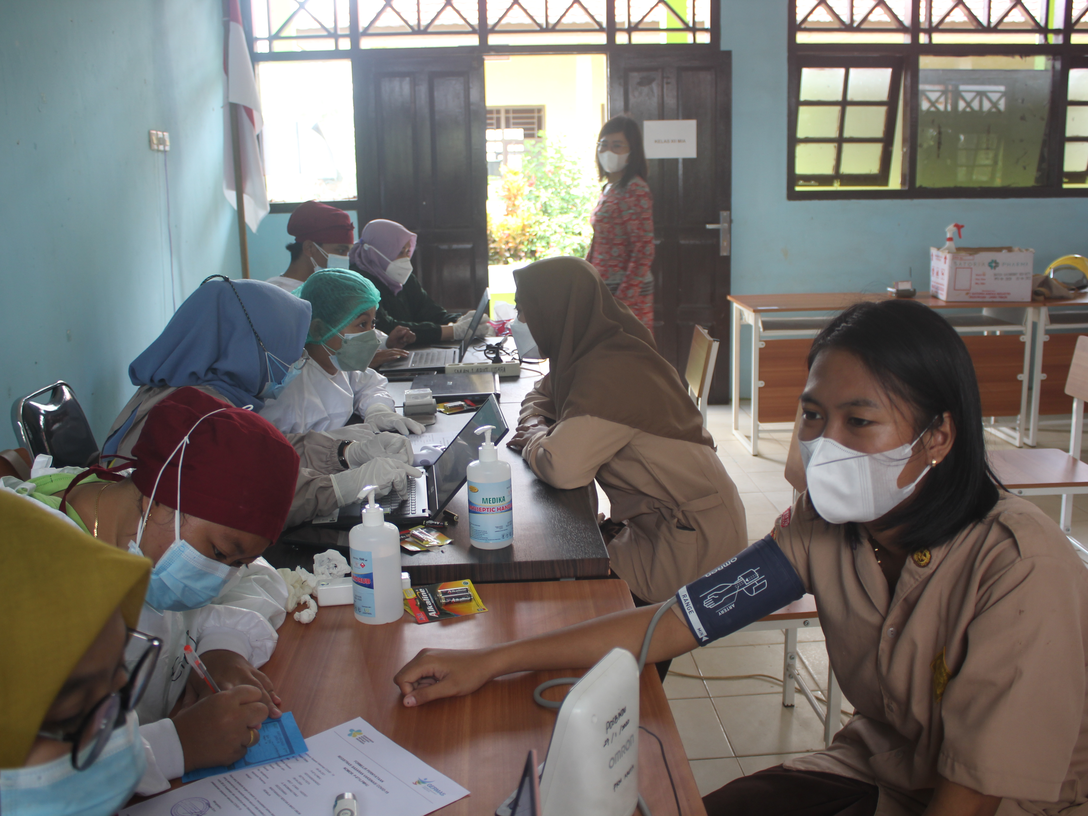 KEGIATAN VAKSIN PERTAMA UNTUK PELAJAR DI SMAN 1 ARUT UTARA