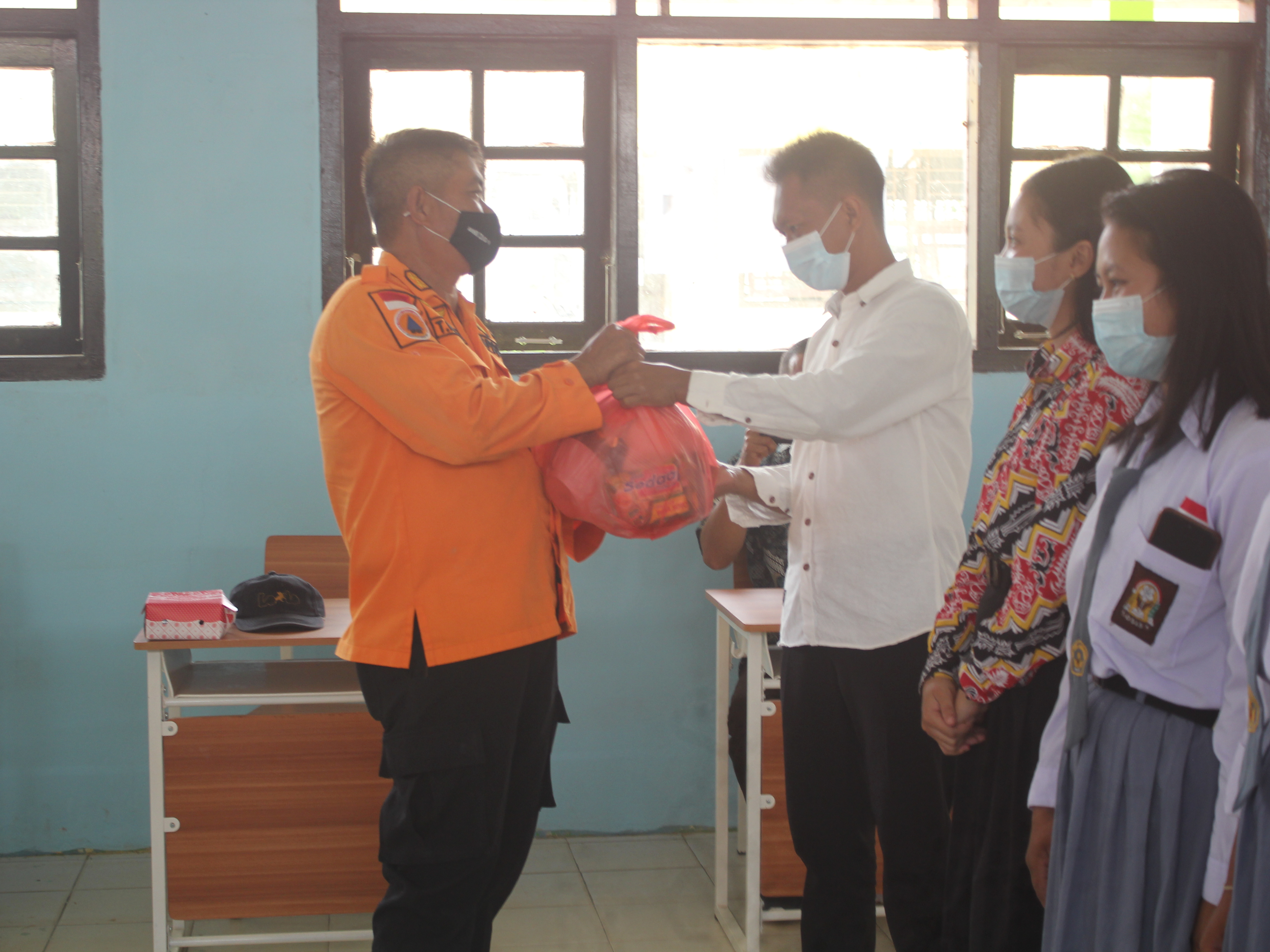KEGIATAN PENYERAHAN BANTUAN SEMBAKO KEPADA SISWA DAN GURU TERDAMPAK BANJIR