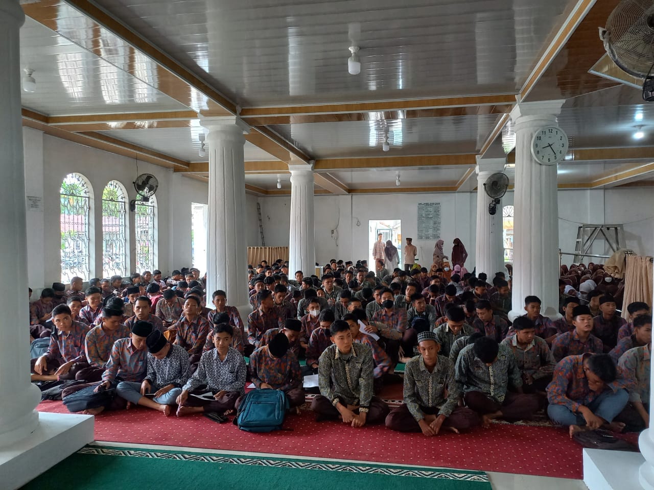 Hari-hari besar Islam merupakan hari-hari yang harus diceritakan kepada para pemeluk agamanya agar tradisi dan keislaman itu sendiri terjaga. Termasuk salah satu hari besar Islam yang akan kita hadapi sekarang ini, yaitu Isra Mi’raj. Isra Mi’raj merupakan sebuah peristiwa di masa dulu yang menjadi salah satu hari besar di dalam sejarah Islam. Karena Isra Mi’raj merupakan sebuah peristiwa hebat yang dialami Rasulullah dalam kehidupan perjuangan Islamnya.  Rabu, 02 Maret 2022 SMAN 1 Batang Kapas Memperingati Isra Mi’raj Nabi Muhammad SAW di Tempat Mesjid Ikhlasul Munawwarah Anakan dan Penceramah Ustadz Zarmon Ajizar Ajis, S.Th.I, MA