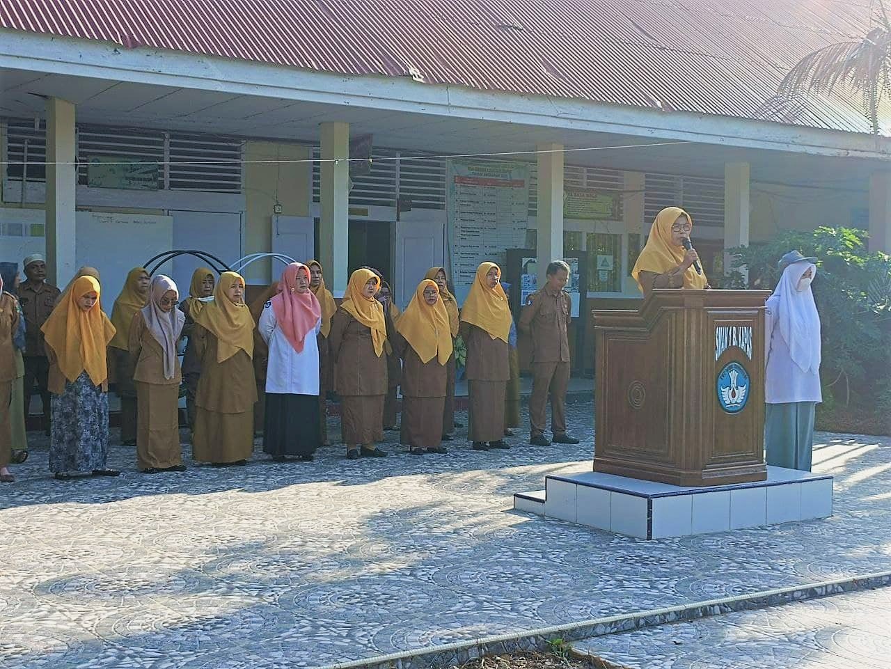 Batang Kapas, senin (09/5). Ratusan peserta didik kelas X dan XI beserta seluruh dewan guru melaksanakan kegiatan Upacara yang Pembina Upacara oleh Wakil kepala sekolah Nurdianis, S.Pd di hari pertama masuk sekolah pasca libur Idul Fitri di lapangan SMAN 1 Batang Kapas. Sesuai dengan surat edaran Kadis Dikbud Provinsi Sumatera Barat Barat tanggal 9 Mei tahun 2022 tentang libur Idul Fitri bahwa libur menjelang Idul Fitri dilaksanakan tanggal 24 April-7 Mei dan sekolah aktif kembali mulai Senin 9 Mei 2021. Dalam sambutannya, Wakil kepala sekolah mengucapkan terima kasih banyak kepada kepala sekolah seluruh pegawai maupun guru baik PNS/Non PNS yang sudah hadir pada saat pelaksanaan kegiatan Upacara pasca libur lebaran, baliau juga mengucapkan Selamat Hari Raya Idul Fitri sekaligus mengucapkan permohonan maaf baik secara pribadi maupun secara kelembagaan. Upacara diakhiri dengan Halal Bi Halal seluruh warga sekolah untuk saling bermaaf-maafan, antar siswa, guru, pegawai. Kegiatan dilanjutkan dengan PBM seperti biasa.