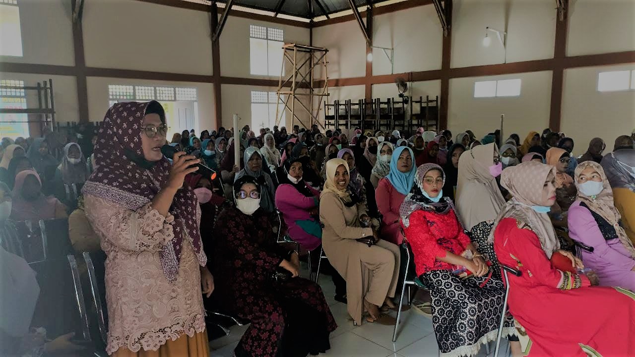 Komite sekolah merupakan lembaga mandiri yang beranggotakan orangtua/wali peserta didik, komunitas sekolah, serta tokoh masyarakat yang peduli pendidikan sebagaimana diatur dengan Permendikbud Nomor 75 Tahun 2016. Komite sekolah berperan dalam upaya peningkatan pelayanan pendidikan; menjalankan setiap fungsinya secara gotong royong, demokratis, mandiri, profesional, dan akuntabel. Komite SMA Negeri 1 Batang Kapas mengundang semua orang tua murid dan juga tamu-tamu undangan lainnya, Camat, Wali Nagari, Pengawas Sekolah hingga Polres dan yang Mewakilkan untuk berdiskusi dan bermusyawarah guna meningkatkan mutu pendidikan skala prioritas terutama, bidang sarana prasarana sekolah. Pertemuan orang tua berlangsung dengan mengikuti protokol kesehatan masa pandemi COVID-19, wajib bermasker dan jaga jarak, Sabtu 05 Maret 2022 di aula sekolah.