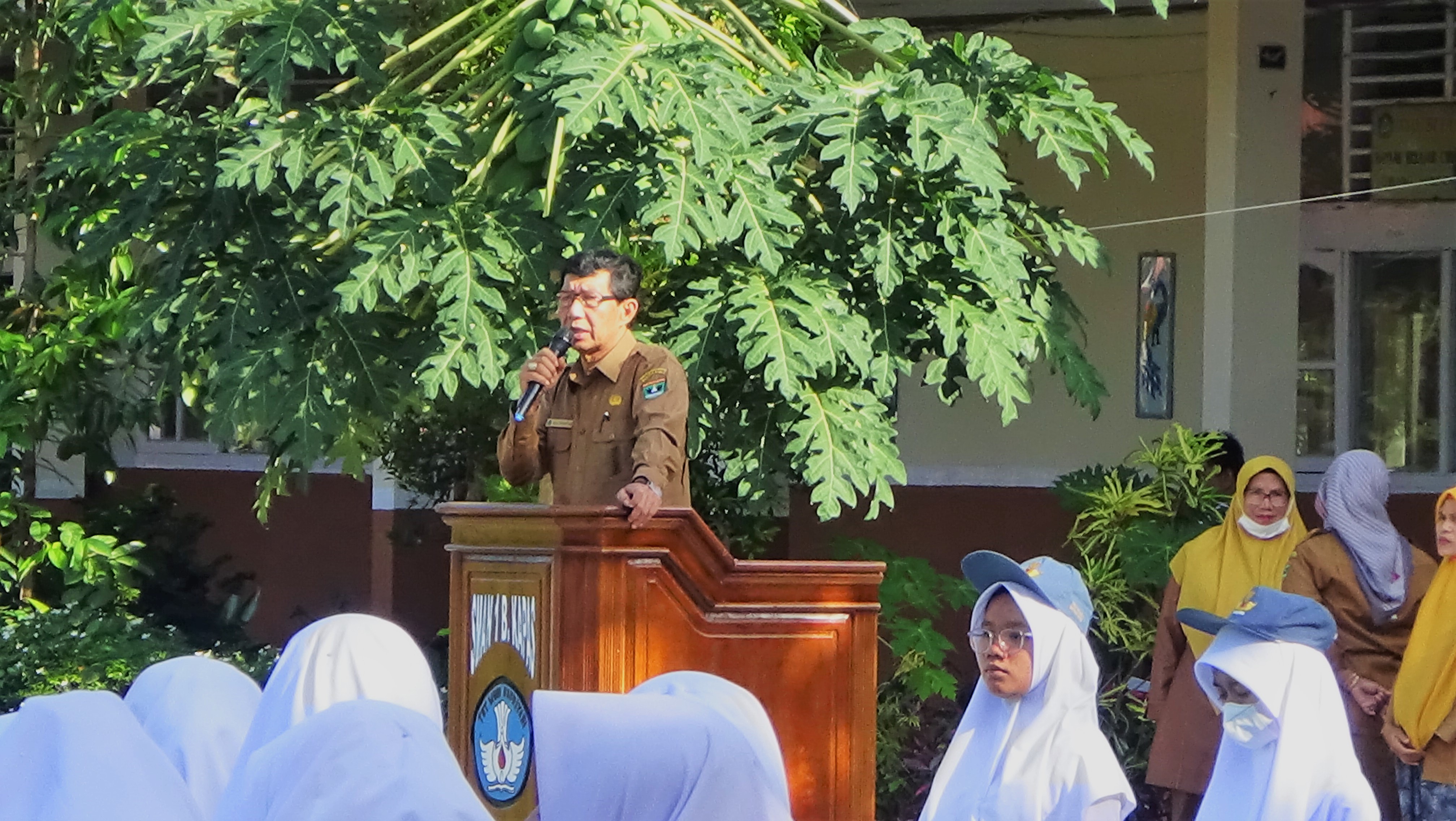 Batang Kapas, senin (09/5). Ratusan peserta didik kelas X dan XI beserta seluruh dewan guru melaksanakan kegiatan Upacara yang Pembina Upacara oleh Wakil kepala sekolah Nurdianis, S.Pd di hari pertama masuk sekolah pasca libur Idul Fitri di lapangan SMAN 1 Batang Kapas. Sesuai dengan surat edaran Kadis Dikbud Provinsi Sumatera Barat Barat tanggal 9 Mei tahun 2022 tentang libur Idul Fitri bahwa libur menjelang Idul Fitri dilaksanakan tanggal 24 April-7 Mei dan sekolah aktif kembali mulai Senin 9 Mei 2021. Dalam sambutannya, Wakil kepala sekolah mengucapkan terima kasih banyak kepada kepala sekolah seluruh pegawai maupun guru baik PNS/Non PNS yang sudah hadir pada saat pelaksanaan kegiatan Upacara pasca libur lebaran, baliau juga mengucapkan Selamat Hari Raya Idul Fitri sekaligus mengucapkan permohonan maaf baik secara pribadi maupun secara kelembagaan. Upacara diakhiri dengan Halal Bi Halal seluruh warga sekolah untuk saling bermaaf-maafan, antar siswa, guru, pegawai. Kegiatan dilanjutkan dengan PBM seperti biasa.