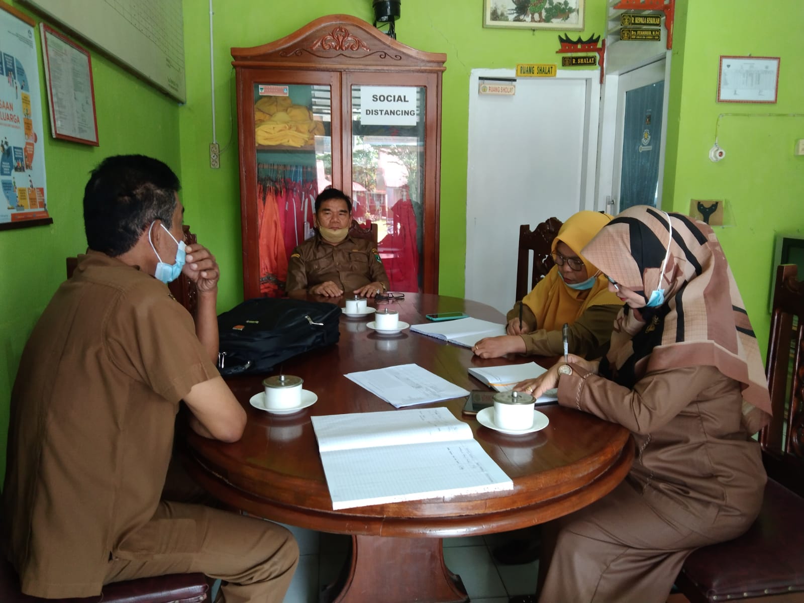 Kunjungan pengawas bina SMA dan Korwas dalam rangka pembinaan terkait penilaian kinerja guru (PKG) , E-Kinerja , supervisi oleh kepala sekolah, dan monitoring pembelajaran tatap muka penuh di sekolah.