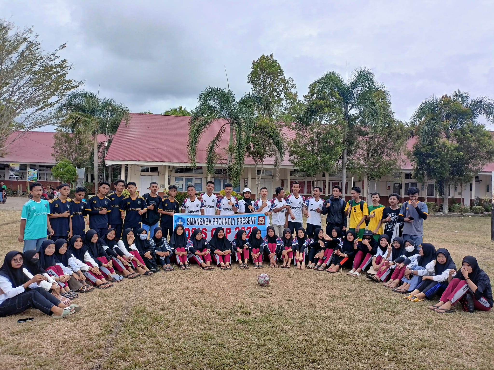 Rabu (2/3/22) Sudah Sampai di Babak Final OSIS CUP Tournamen Futsal SMAN 1 Batang Kapas. Kelas XII MIPA 3 berhasil mengalahkan Kelas XII MIPA 5,  dan Kelas XII MIPA 3 keluar sebagai JUARA 1 di ajang OSIS CUP Tournamen Futsal ini. dan kelas XII MIPA 5 sebagai Runner up 1 (JUARA 2). Dan Kelas X IPS 1 berharsil menduduki peringkat ke 3. Event ini merupakan pertandingan Futsal antar Kelas SMAN 1 Batang Kapas. Sebagai Penutup Harapan Kepala Sekolah “Alhamdulillah,,, dengan berakhirnya kompetisi pada turnamen OSIS Cup ini mudah-mudahan lahir siswa-siswa yang terampil dan berbakat”