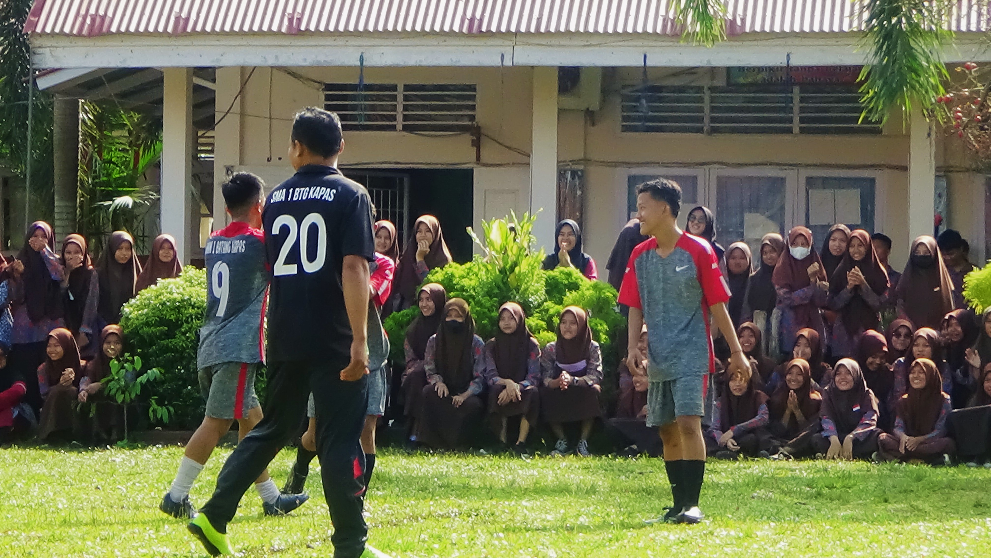 OSIS SMAN 1 Batang Kapas Menyelenggarakan OSIS Cup Tournament futsal antar kelas agar Mempererat Silaturahmi antar kelas. Tujuan OSIS CUP ini adalah untuk mencari bibit pemain futsal dan juga, Tercapainya Siswa SMA Negeri 1Batang Kapas  yang penuh seportifitas, Sebagai ajang untuk mempererat rasa kekeluargaan antar Kelas dan juga Untuk seleksi Tim dan pemain-pemain terbaik Pada Pembukaan OSIS Cup SMAN 1 Batang Kapas Menyajikan pertandingan persahabatan, Tim OSIS melawan Tim Guru SMAN 1 Batang Kapas Pada hari Jum’at Pagi (04/02/2022).