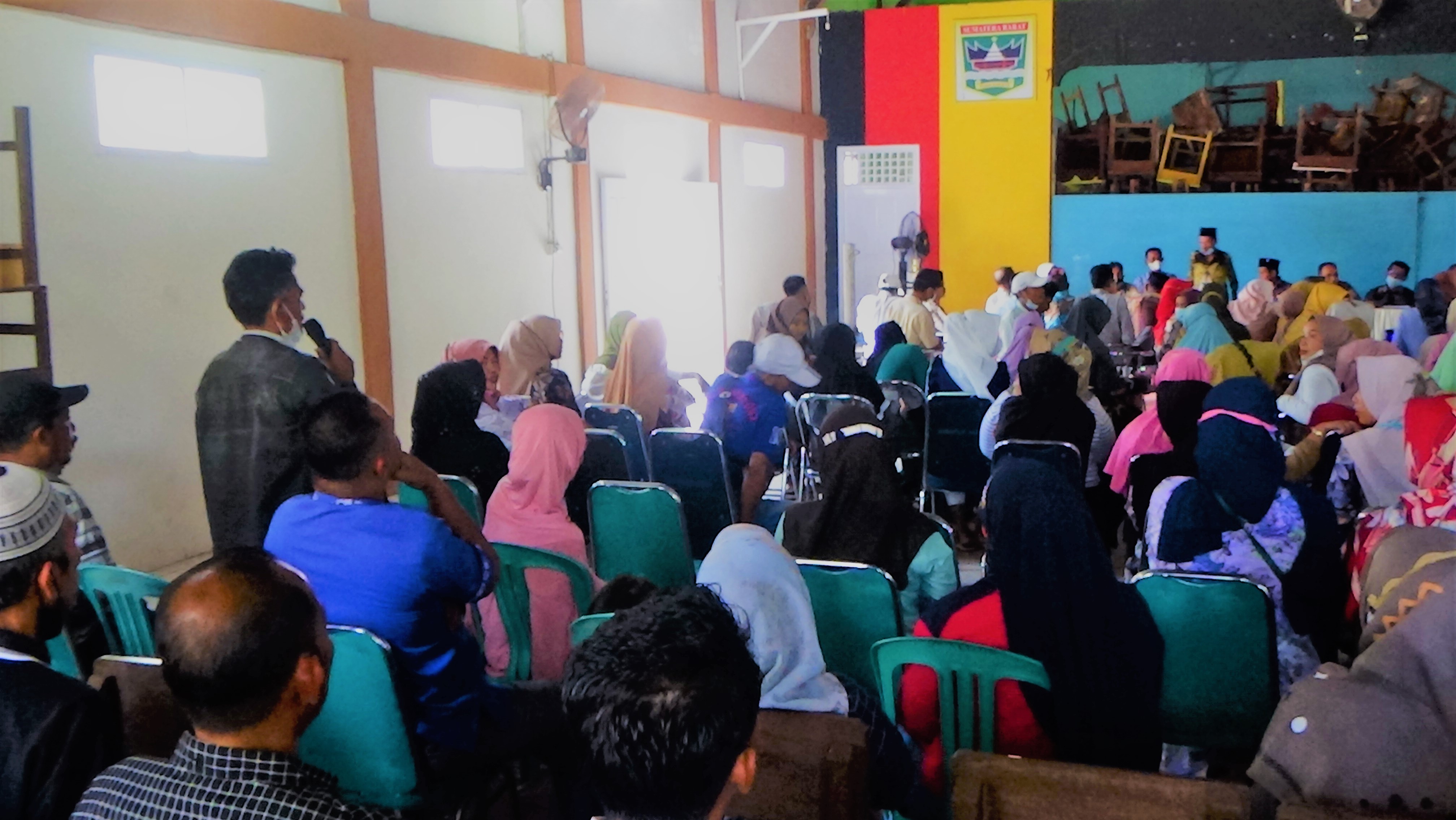 Komite sekolah merupakan lembaga mandiri yang beranggotakan orangtua/wali peserta didik, komunitas sekolah, serta tokoh masyarakat yang peduli pendidikan sebagaimana diatur dengan Permendikbud Nomor 75 Tahun 2016. Komite sekolah berperan dalam upaya peningkatan pelayanan pendidikan; menjalankan setiap fungsinya secara gotong royong, demokratis, mandiri, profesional, dan akuntabel. Komite SMA Negeri 1 Batang Kapas mengundang semua orang tua murid dan juga tamu-tamu undangan lainnya, Camat, Wali Nagari, Pengawas Sekolah hingga Polres dan yang Mewakilkan untuk berdiskusi dan bermusyawarah guna meningkatkan mutu pendidikan skala prioritas terutama, bidang sarana prasarana sekolah. Pertemuan orang tua berlangsung dengan mengikuti protokol kesehatan masa pandemi COVID-19, wajib bermasker dan jaga jarak, Sabtu 05 Maret 2022 di aula sekolah.