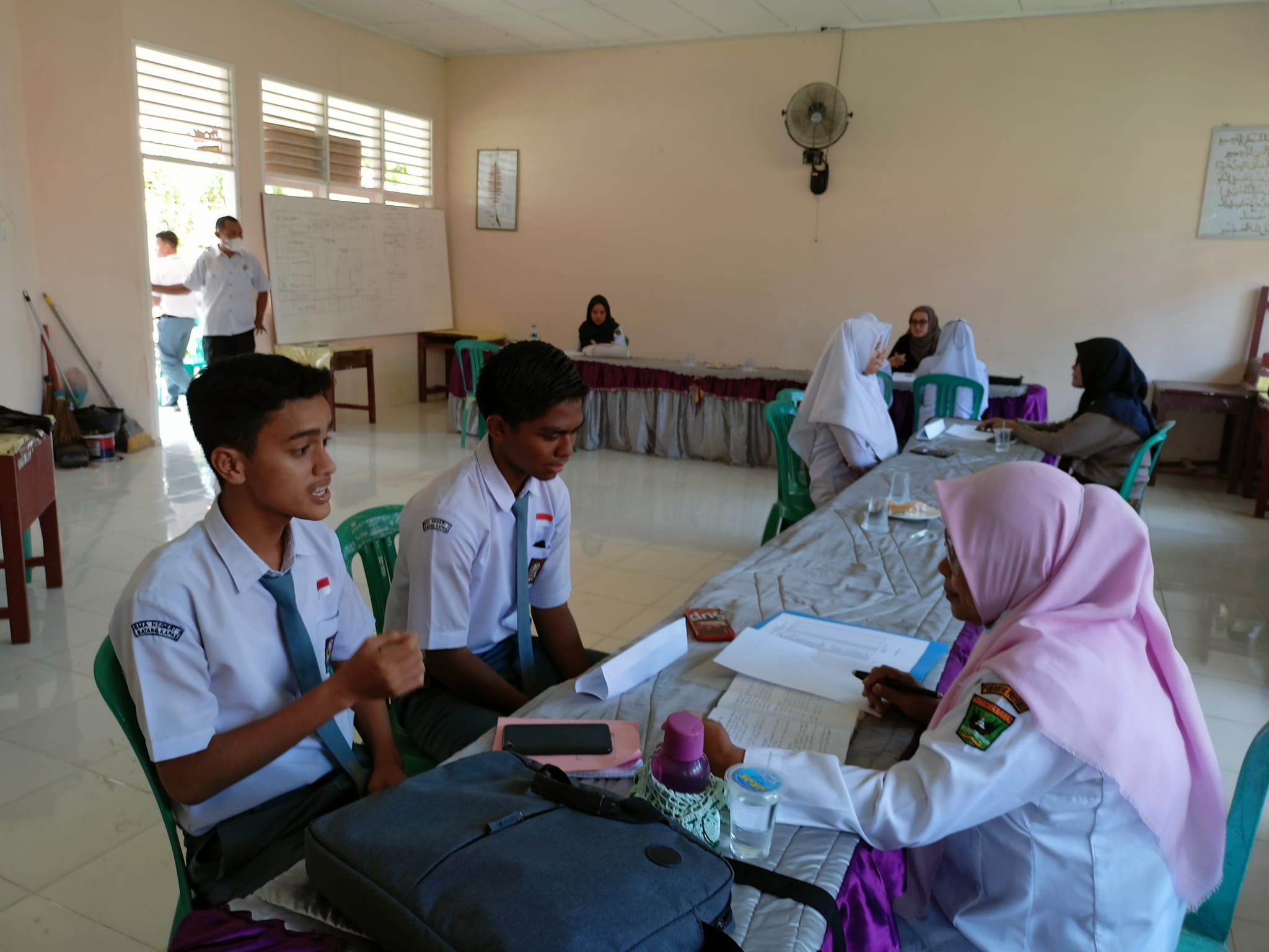 Telah terpilihnya 2 pasang Duta Genre SMAN 1 BATANG KAPAS (26/02), semoga nantinya bisa menjadi contoh (Role model) untuk Siswa/siswi SMAN 1 BATANG KAPAS, dan Mereka akan mewakili pemilihan Duta Genre di tingkat Kabupaten Pesisir selatan, semoga mereka mendapatkan prestasi yg lebih baik. Pada Rabu Tanggal 23 Februari 2022 telah melaksanakan penyeleksian Duta Genre SMAN 1 BATANG KAPAS, Dengan proses Interview dengan juri 1. Juri Genre. 2. Juri Reproduksi dan Obat2tan terlarang. 3. Juri pengetahuan Umum dan Adat. 4. Juri Minat dan Bakat.  agar melalui kegiatan ini akan muncul generasi yang multitalent, tidak hanya dari segi akademik, tetapi juga mempunyai softskill yang bersinar. Saat ini dibutuhkan anak muda yang mempunyai daya saing dan siap menghadapi era globalisasi. Dan remaja merupakan icon kepemudaan yang harus mengerti bagaimana GenRe bisa ditanamkan dalam kehidupan sehari-hari.  Kita Berharap agar remaja menghindari pernikahan dibawah umur (dini), penyimpangan seksual ( LGBT ) dan penyalahgunaan narkotika karena menjadi dampak nyata bagi penurunan kualitas sumberdaya manusia. dapat menjadi motivator, teladan bagi teman sebaya dan masyarakat dalam rangka meningkatkan sosialisasi dan promosi program GenRe.