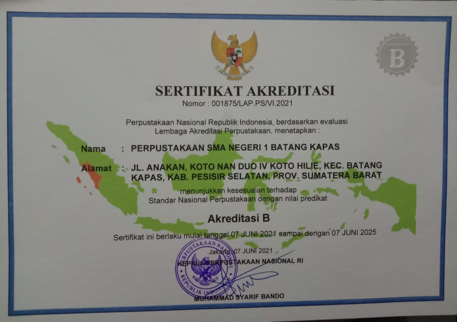 Pembinaan Perpustakaan suatu kegiatan yang dilakukan secara terus – menerus agar segala sesuatunya berjalan pada jalur dan rel yang benar sehingga dapat mengikuti perkembangan yang terjadi di sekitarnya. Keberhasilan suatu perpustakaan diukur berdasarkan Tinggi rendahnya kemampuan perpustakaan tersebut dalam melaksanakan fungsinya sebagai pusat kegiatan belajar mandiri serta pusat pelayanan informasi, penelitian, dll. Untuk itu sebuah perpustakaan dari segi fisiknya memerlukan pembinaan yang tepat, yang memperhatikan perpaduan aspek lokasi, gedung ruangan, dan koleksi bahan pustaka agar serasi, selaras dan seimbang. Pada kesempatan ini Kepala Perpustakaan SMAN 1 Batang Kapas Rahmad Yunius, A.Md bertukar pendapat dengan Kepala Sekolah Bapak Syamsuir, M.Pd. dan juga Staf-staf Pustaka Anita Ratna Sari, Yulvina Permata Sari, Yuli Hasmi Yelvi juga turut hadir. Baru saja sudah keluar hasil akreditasi perpustakaan SMA Negeri 1Batang Kapas dengan dengan nilai predikat B
