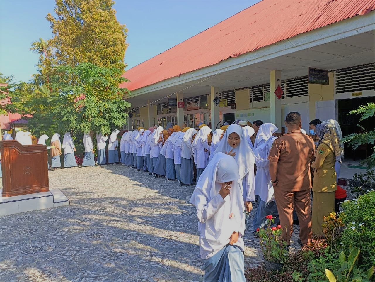 Batang Kapas, senin (09/5). Ratusan peserta didik kelas X dan XI beserta seluruh dewan guru melaksanakan kegiatan Upacara yang Pembina Upacara oleh Wakil kepala sekolah Nurdianis, S.Pd di hari pertama masuk sekolah pasca libur Idul Fitri di lapangan SMAN 1 Batang Kapas. Sesuai dengan surat edaran Kadis Dikbud Provinsi Sumatera Barat Barat tanggal 9 Mei tahun 2022 tentang libur Idul Fitri bahwa libur menjelang Idul Fitri dilaksanakan tanggal 24 April-7 Mei dan sekolah aktif kembali mulai Senin 9 Mei 2021. Dalam sambutannya, Wakil kepala sekolah mengucapkan terima kasih banyak kepada kepala sekolah seluruh pegawai maupun guru baik PNS/Non PNS yang sudah hadir pada saat pelaksanaan kegiatan Upacara pasca libur lebaran, baliau juga mengucapkan Selamat Hari Raya Idul Fitri sekaligus mengucapkan permohonan maaf baik secara pribadi maupun secara kelembagaan. Upacara diakhiri dengan Halal Bi Halal seluruh warga sekolah untuk saling bermaaf-maafan, antar siswa, guru, pegawai. Kegiatan dilanjutkan dengan PBM seperti biasa.