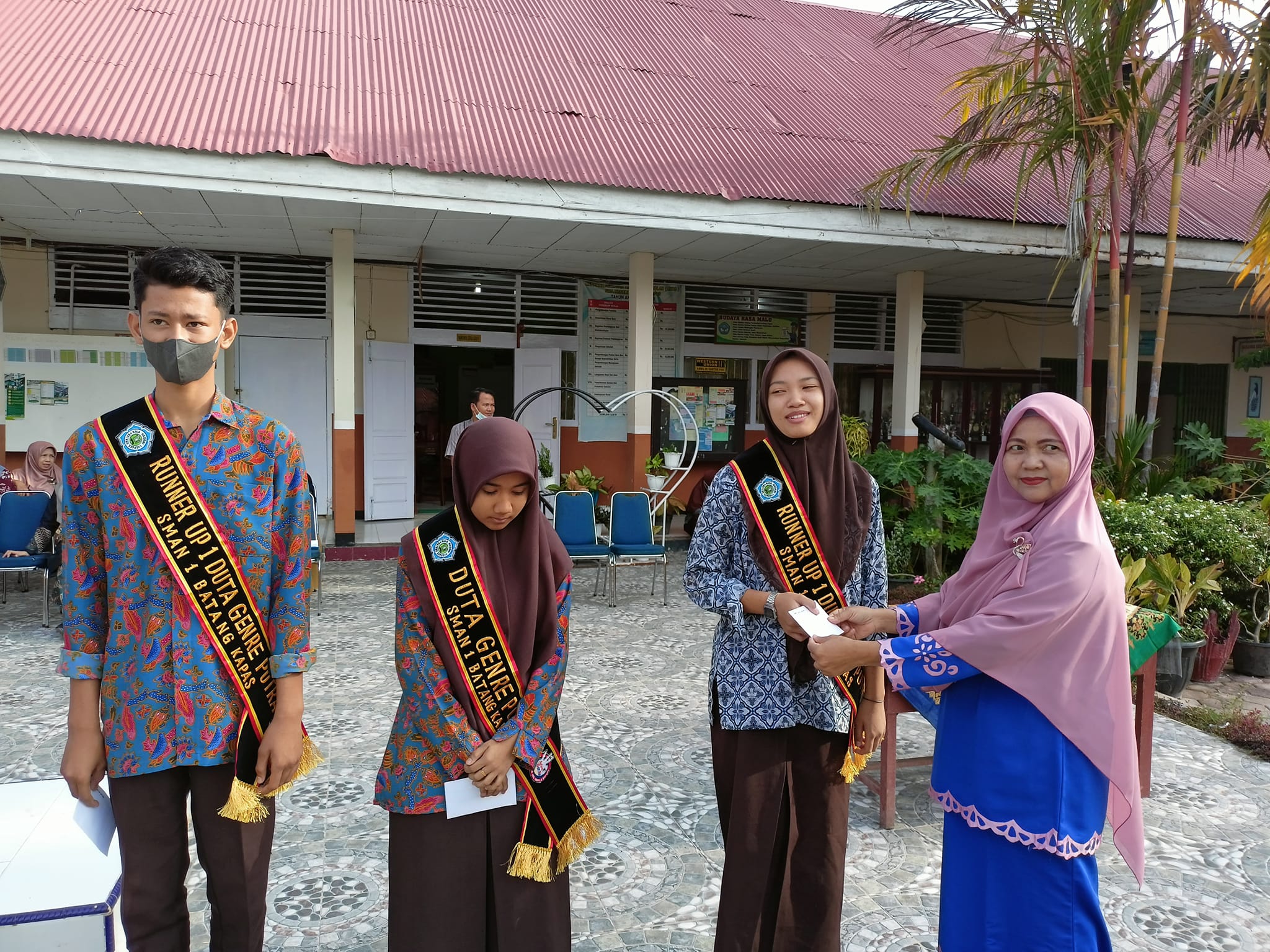 Telah terpilihnya 2 pasang Duta Genre SMAN 1 BATANG KAPAS (26/02), semoga nantinya bisa menjadi contoh (Role model) untuk Siswa/siswi SMAN 1 BATANG KAPAS, dan Mereka akan mewakili pemilihan Duta Genre di tingkat Kabupaten Pesisir selatan, semoga mereka mendapatkan prestasi yg lebih baik. Pada Rabu Tanggal 23 Februari 2022 telah melaksanakan penyeleksian Duta Genre SMAN 1 BATANG KAPAS, Dengan proses Interview dengan juri 1. Juri Genre. 2. Juri Reproduksi dan Obat2tan terlarang. 3. Juri pengetahuan Umum dan Adat. 4. Juri Minat dan Bakat.  agar melalui kegiatan ini akan muncul generasi yang multitalent, tidak hanya dari segi akademik, tetapi juga mempunyai softskill yang bersinar. Saat ini dibutuhkan anak muda yang mempunyai daya saing dan siap menghadapi era globalisasi. Dan remaja merupakan icon kepemudaan yang harus mengerti bagaimana GenRe bisa ditanamkan dalam kehidupan sehari-hari.  Kita Berharap agar remaja menghindari pernikahan dibawah umur (dini), penyimpangan seksual ( LGBT ) dan penyalahgunaan narkotika karena menjadi dampak nyata bagi penurunan kualitas sumberdaya manusia. dapat menjadi motivator, teladan bagi teman sebaya dan masyarakat dalam rangka meningkatkan sosialisasi dan promosi program GenRe.