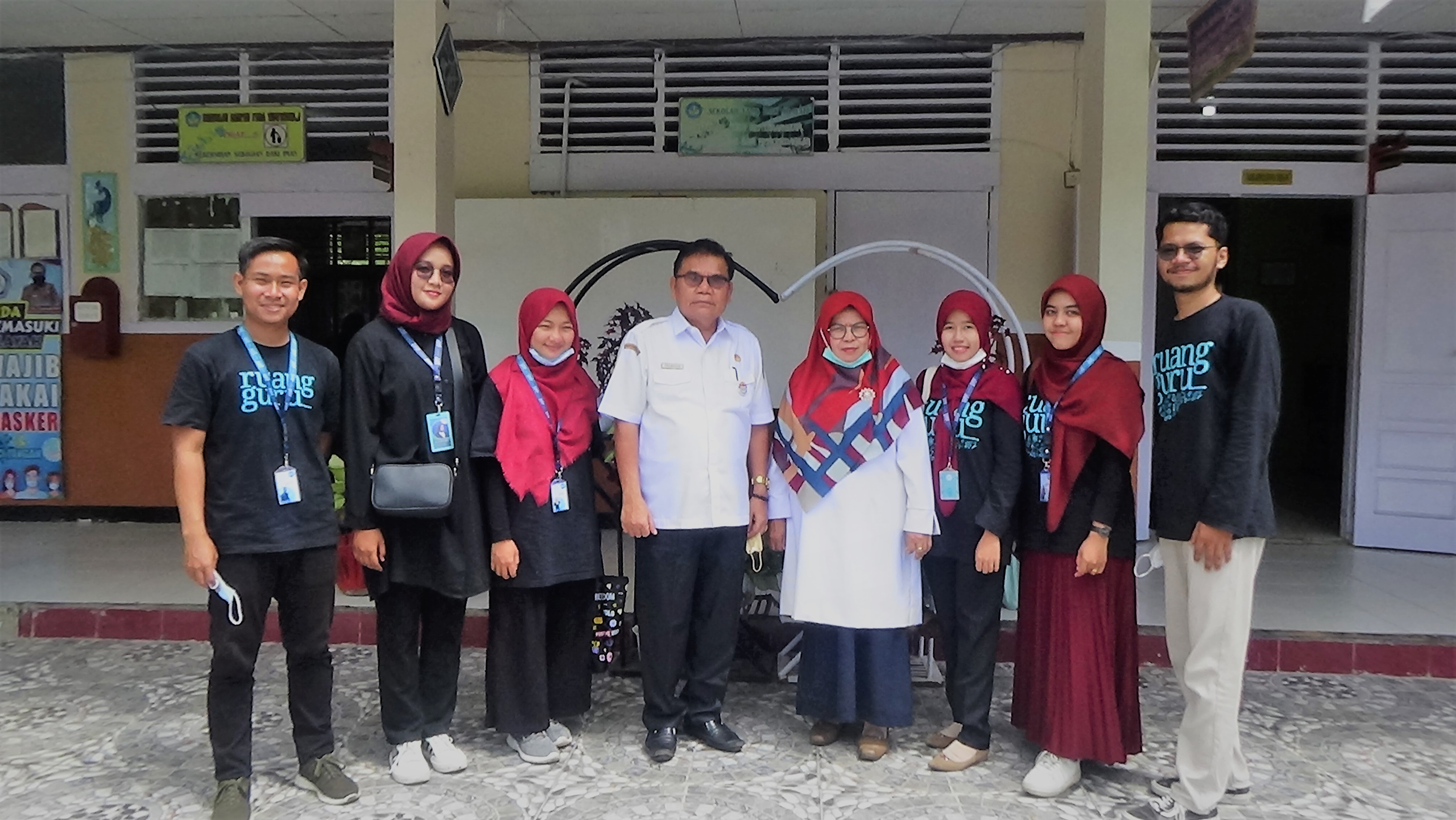 SMAN 1 Batang Kapas,- Dalam rangka mengenalkan belajar melalui aplikasi Ruang Guru, Tim Ruang Guru mengunjungi SMAN 1 Batang Kapas, Selasa (03/11/21) di Ruang Kepala Sekolah