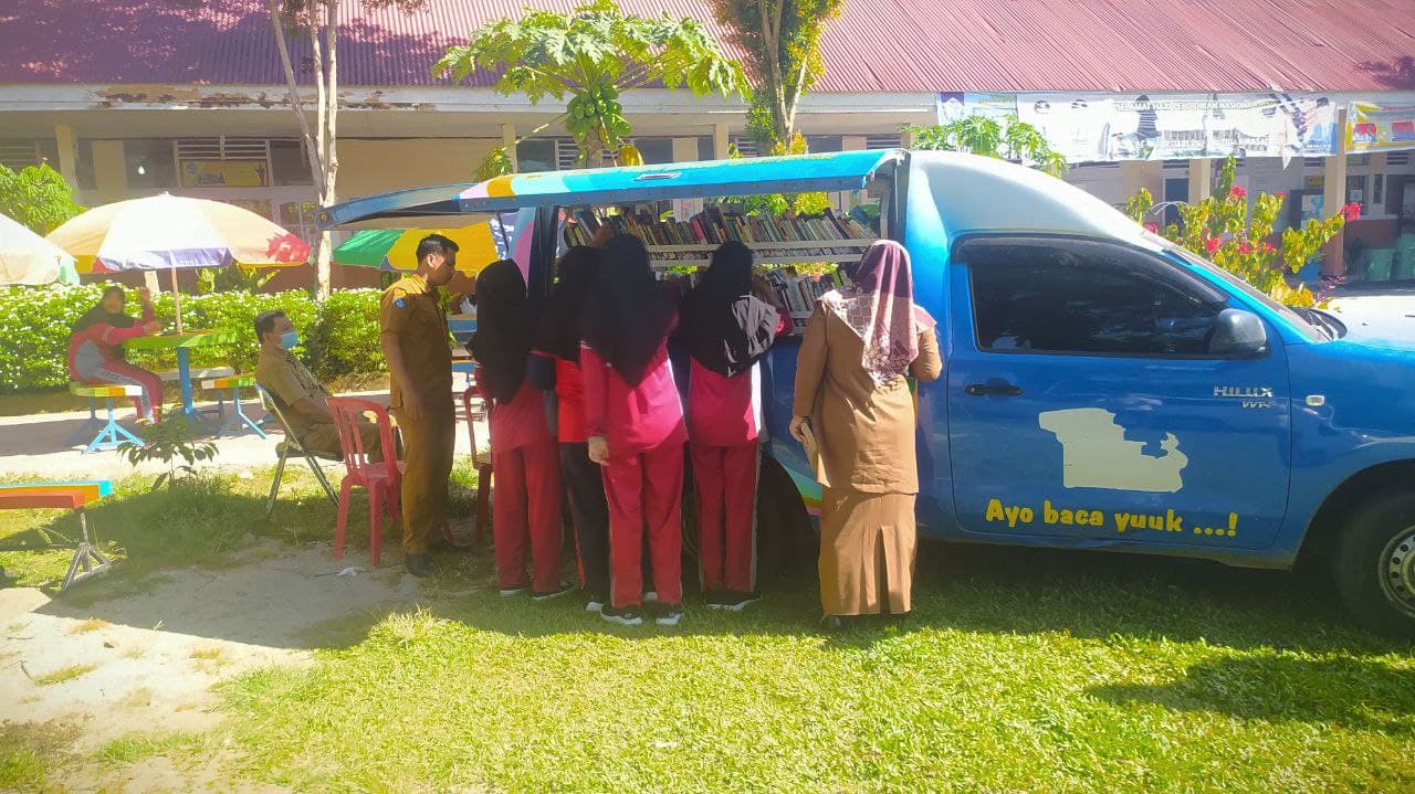 SMAN 1 Batang Kapas dikunjungi Mobil Pustaka Keliling Dinas Kearsipan dan Perpustakaan Kabupaten Pesisir Selatan Selasa (16/11) bersama Tim Layanan Ahmad Yani, SH dan Drs. Efrizaherdi