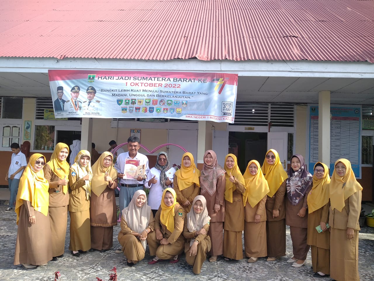 SMAN 1 batang kapas,  dengan Karya yang berjudul “ Batu Nago “ Ridho Saputra meraih 3 besar terbaik lomba menulis & membaca cerita rakyat tingkat SLTA/ sederajat se-sumatera barat.