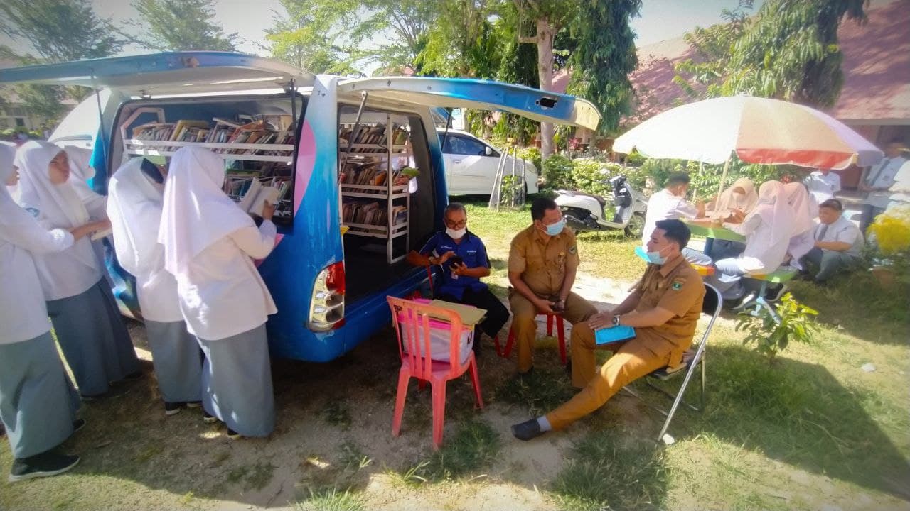 Kegiatan Pelayanan Pustaka Keliling Dinas Kearsipan dan Perpustakaan Kabupaten Pesisir Selatan ke SMAN 1 Batang Kapas