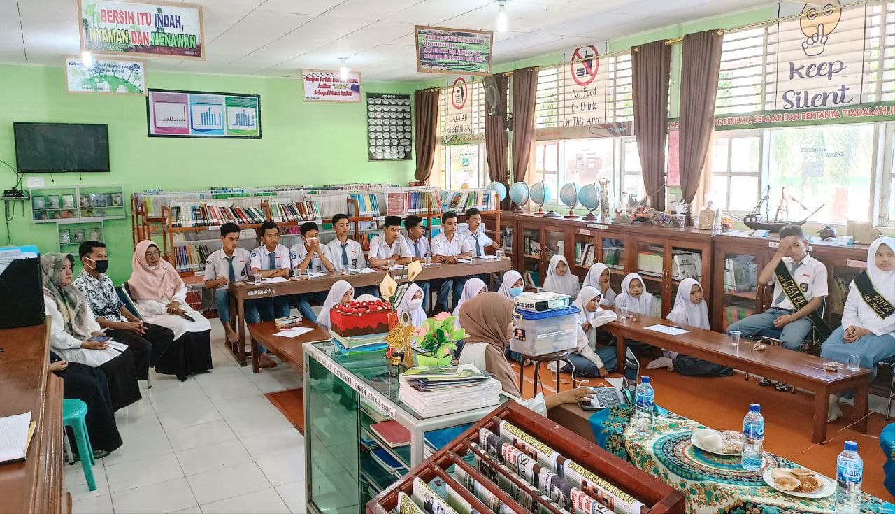 SMAN 1 Batang Kapas - Lomba Duta Baca Perpustakaan SMAN 1 Batang Kapas adalah sebuah ajang pencarian anak dan remaja yang mempunyai minat dan bakat dalam literasi untuk disebarkan kepada masyarakat. Duta Baca Anak dan Pelajar diharapkan dapat berkontribusi untuk menyebarkan literasi melalui gagasan dan karyanya kepada masyarakat, sehingga literasi dapat tersebar diberbagai daerah khususnya di Kecematan Batang Kapas.  Rabu (23/02) bertempat di Perpustakaan SMAN 1 Batang Kapas, dengan Kegiatan : 1.	Pembinaan dari Perpustakaan Kabupaten dan Duta Baca Pesisir Selatan 2.	Lomba Menulis Esai 3.	Wawancara