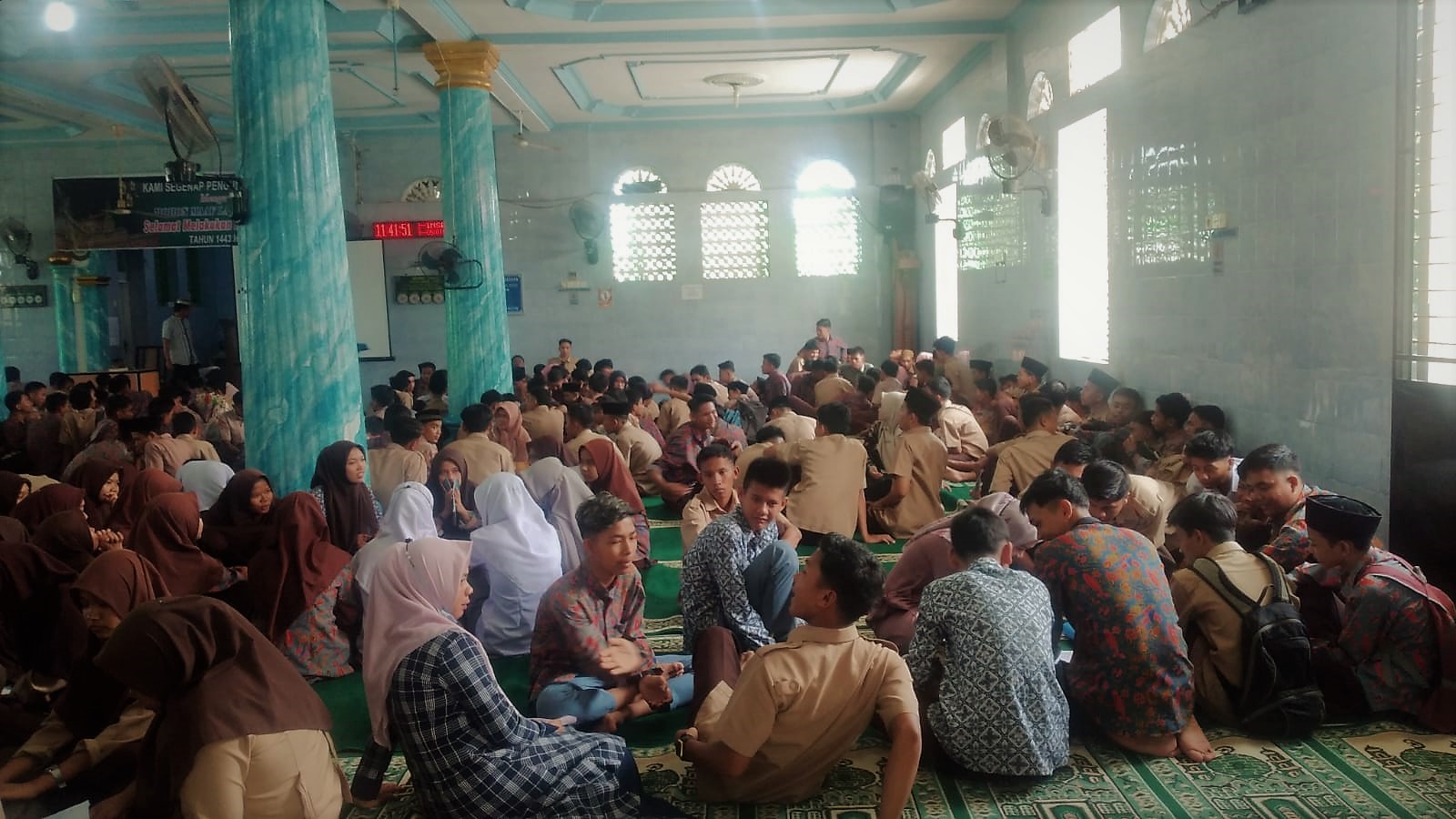 SMA Negeri 1 Batang Kapas akan menggelar Pesantren Ramadan 1443 H selama 14 hari mulai dari 09 April-23 April 2022. Kegiatan ini akan dilaksanakan di masjid atau mushalla atau di sekolah masing-masing dengan menerapkan sistem shift. Untuk SMA Negeri 1 Batang Kapas sendiri, melaksanakan pesantren Ramadhan di Mesjid Baitul Makmur Pasar Kuok Kecematan Batang Kapas. Selain itu, pelaksanaan pesantren Ramadan di Mesjid tetap menerapkan protokol kesehatan ketat. Peserta wajib memakai masker, dan cuci tangan Pesantren Ramadan akan dimulai dari pukul 08.00 sampai  setelah Shalat Dzuhur. Sedangkan materi yang dilaksanakan dalam pesantren tahun ini adalah Ibadah meliputi Shalat Dhuha, Tahfiz dan Tadarus, kemudian Materi meliputi Al-Qur'an, Akidah, Akhlak, Kesehatan Sejarah Islam dan Bela Negara serta tentang Literasi Digital.  Harapan Kepala Sekolah  pak Bulitanurpan “Kita tentu berharap, setelah dibekali dalam Pesantren Ramadhan ini peserta didik semua dapat memahami, mengidentifikasi dan mengimplementasikan materi yang diberikan. Semoga kegiatan ini berjalan sesuai dengan harapan dalam rangka meningkatkan karakter peserta didik yang berakhlakul karimah” harap kepala sekolah