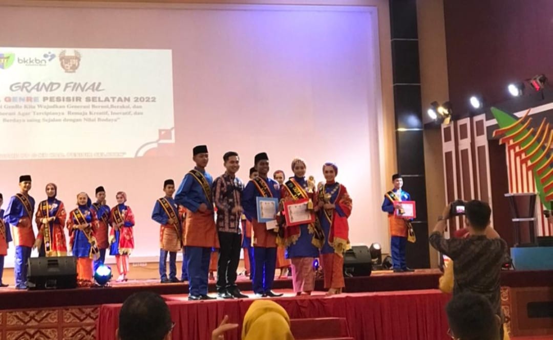 Duta GenRe Kabupaten Pesisir Selatan Mengadakan Pemilihan Duta GenRe se kabupaten yang di adakan setiap tahun.  “Melalui GenRe Wujudkan Generasi Berani, Beraksi, dan Berkolaborasi Agar Terciptanya Remaja Kreatif, Inovatif, dan Berdaya Saing Sejalan Dengan Nilai Budaya”   Selasa (8/3) di Painan Sandy Kurniawan perwakilan SMAN 1 Batang Kapas, dalam pemilihan duta genre kab Pesisir selatan yg berhasil menyabet 2 kategori sekaligus sebagai Top 6 duta genre kab. Pessel dan Juga Duta Genre Putra Favorit Kab. Pessel 2022