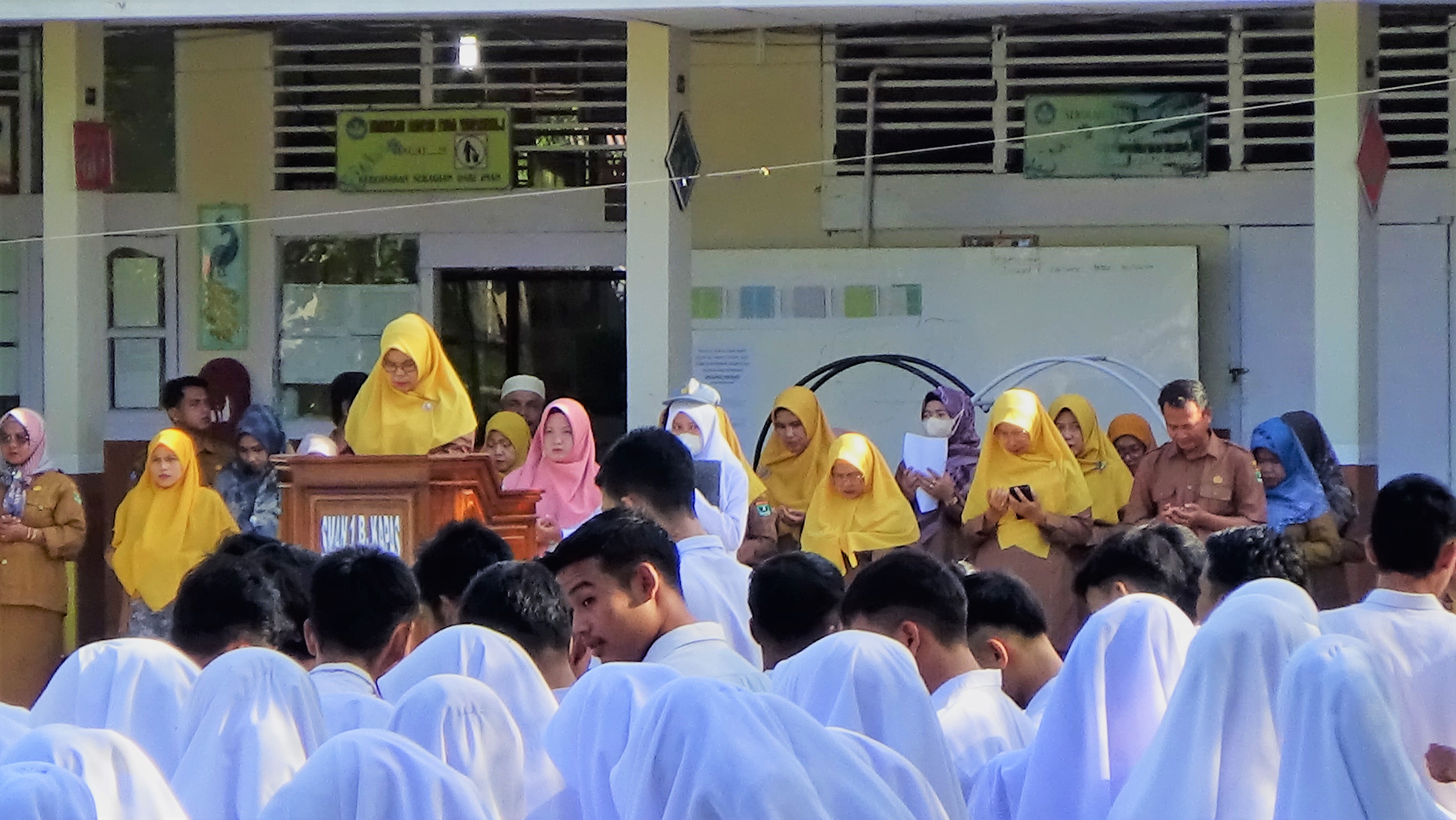 Batang Kapas, senin (09/5). Ratusan peserta didik kelas X dan XI beserta seluruh dewan guru melaksanakan kegiatan Upacara yang Pembina Upacara oleh Wakil kepala sekolah Nurdianis, S.Pd di hari pertama masuk sekolah pasca libur Idul Fitri di lapangan SMAN 1 Batang Kapas. Sesuai dengan surat edaran Kadis Dikbud Provinsi Sumatera Barat Barat tanggal 9 Mei tahun 2022 tentang libur Idul Fitri bahwa libur menjelang Idul Fitri dilaksanakan tanggal 24 April-7 Mei dan sekolah aktif kembali mulai Senin 9 Mei 2021. Dalam sambutannya, Wakil kepala sekolah mengucapkan terima kasih banyak kepada kepala sekolah seluruh pegawai maupun guru baik PNS/Non PNS yang sudah hadir pada saat pelaksanaan kegiatan Upacara pasca libur lebaran, baliau juga mengucapkan Selamat Hari Raya Idul Fitri sekaligus mengucapkan permohonan maaf baik secara pribadi maupun secara kelembagaan. Upacara diakhiri dengan Halal Bi Halal seluruh warga sekolah untuk saling bermaaf-maafan, antar siswa, guru, pegawai. Kegiatan dilanjutkan dengan PBM seperti biasa.