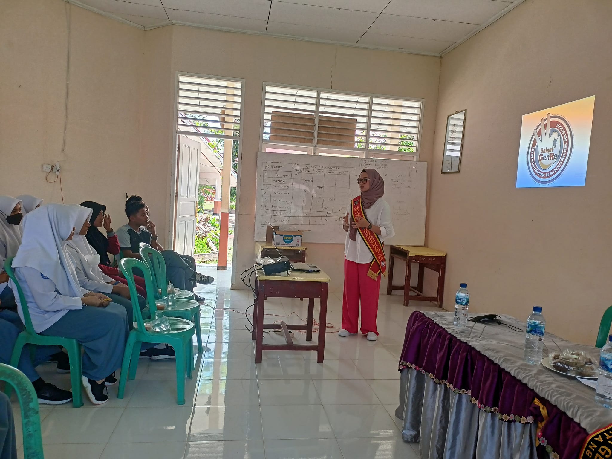 Telah terpilihnya 2 pasang Duta Genre SMAN 1 BATANG KAPAS (26/02), semoga nantinya bisa menjadi contoh (Role model) untuk Siswa/siswi SMAN 1 BATANG KAPAS, dan Mereka akan mewakili pemilihan Duta Genre di tingkat Kabupaten Pesisir selatan, semoga mereka mendapatkan prestasi yg lebih baik. Pada Rabu Tanggal 23 Februari 2022 telah melaksanakan penyeleksian Duta Genre SMAN 1 BATANG KAPAS, Dengan proses Interview dengan juri 1. Juri Genre. 2. Juri Reproduksi dan Obat2tan terlarang. 3. Juri pengetahuan Umum dan Adat. 4. Juri Minat dan Bakat.  agar melalui kegiatan ini akan muncul generasi yang multitalent, tidak hanya dari segi akademik, tetapi juga mempunyai softskill yang bersinar. Saat ini dibutuhkan anak muda yang mempunyai daya saing dan siap menghadapi era globalisasi. Dan remaja merupakan icon kepemudaan yang harus mengerti bagaimana GenRe bisa ditanamkan dalam kehidupan sehari-hari.  Kita Berharap agar remaja menghindari pernikahan dibawah umur (dini), penyimpangan seksual ( LGBT ) dan penyalahgunaan narkotika karena menjadi dampak nyata bagi penurunan kualitas sumberdaya manusia. dapat menjadi motivator, teladan bagi teman sebaya dan masyarakat dalam rangka meningkatkan sosialisasi dan promosi program GenRe.