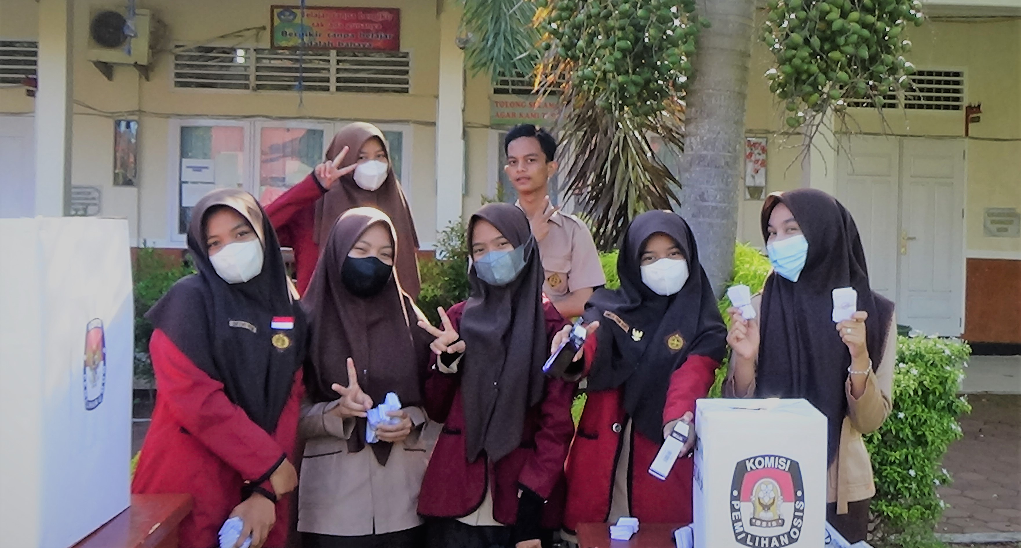 SMAN 1 Batang Kapas, – Siswa SMAN 1 Batang Kapas menggelar pesta demokrasi pemilihan calon ketua Organisasi Siswa Intra Sekolah (OSIS) masa bakti 2021/2022, Sabtu, 30 Oktober 2021. Pemilihan yang dihelat di lapangan dan itu berlangsung layaknya pemilihan umum. Tiga pasang kandidat calon ketua dan wakil ketua. Ketiga calon ketua dan wakil ketua OSIS yaitu, nomor satu Joan Ayurahmadani berpasangan dengan Omar Ibrahim, nomor dua Tri Buana Ramadhani berpasangan dengan Nandi Okta Darma, dan nomor tiga Alya Syaf Fitra berpasangan dengan Aulia Almi Fauziah. Tidak jauh beda dengan proses Pemilu, terdapat tiga kotak suara dan sembilan bilik suara yang disediakan panitia penyelenggara pemilihan OSIS di tengah lapangan. Ketiga kotak suara itu, satu untuk kelas 10, satu untuk kelas 11, dan satu kelas 12. Sedangkan untuk bilik suara, sembilan bilik suara diperuntukkan masing-masing tiga bilik untuk setiap angkatan. Jumlah daftar pemilih di ajang pesta demokrasi tahunan itu sebanyak 969 siswa dan yang menggunakan hak suaranya sebanyak 806 siswa semua angkatan Kepala sekolah membuka pemilihan Ketua OSIS dengan sepatah kata beliau dan juga mencoblos pertama untuk pemilihan Ketua OSIS ini. Hasilnya, kandidat nomor satu Joan Ayurahmadani berpasangan dengan Omar Ibrahim, meraih suara terbanyak dengan perolehan 446 suara, yang diikuti kandidat nomor dua Tri Buana Ramadhani berpasangan dengan Nandi Okta Darma dengan perolehan 227 suara, dan. kandidat nomor tiga Alya Syaf Fitra berpasangan dengan Aulia Almi Fauziah meraih suara terendah dengan perolehan  133 suara.