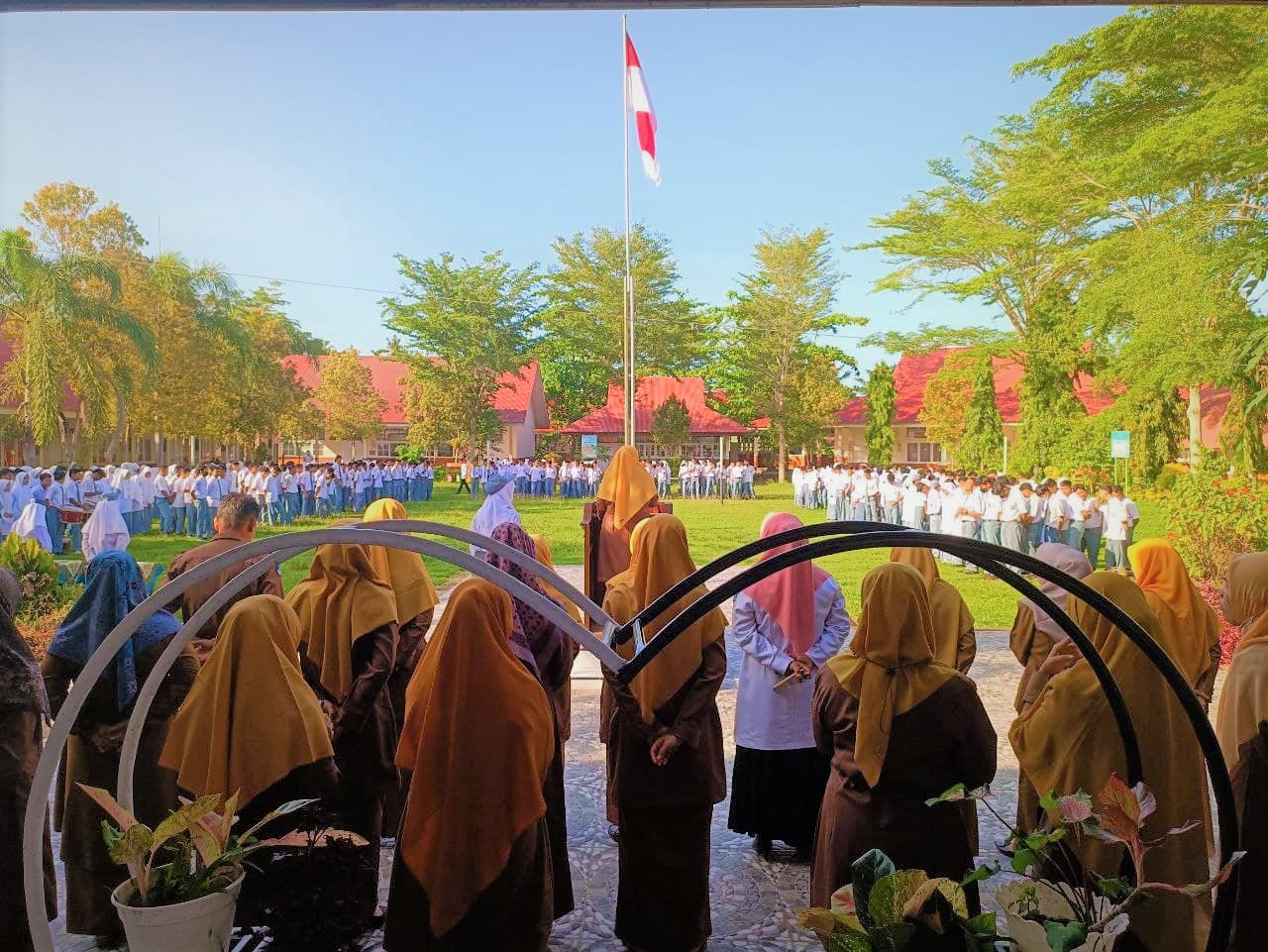Batang Kapas, senin (09/5). Ratusan peserta didik kelas X dan XI beserta seluruh dewan guru melaksanakan kegiatan Upacara yang Pembina Upacara oleh Wakil kepala sekolah Nurdianis, S.Pd di hari pertama masuk sekolah pasca libur Idul Fitri di lapangan SMAN 1 Batang Kapas. Sesuai dengan surat edaran Kadis Dikbud Provinsi Sumatera Barat Barat tanggal 9 Mei tahun 2022 tentang libur Idul Fitri bahwa libur menjelang Idul Fitri dilaksanakan tanggal 24 April-7 Mei dan sekolah aktif kembali mulai Senin 9 Mei 2021. Dalam sambutannya, Wakil kepala sekolah mengucapkan terima kasih banyak kepada kepala sekolah seluruh pegawai maupun guru baik PNS/Non PNS yang sudah hadir pada saat pelaksanaan kegiatan Upacara pasca libur lebaran, baliau juga mengucapkan Selamat Hari Raya Idul Fitri sekaligus mengucapkan permohonan maaf baik secara pribadi maupun secara kelembagaan. Upacara diakhiri dengan Halal Bi Halal seluruh warga sekolah untuk saling bermaaf-maafan, antar siswa, guru, pegawai. Kegiatan dilanjutkan dengan PBM seperti biasa.