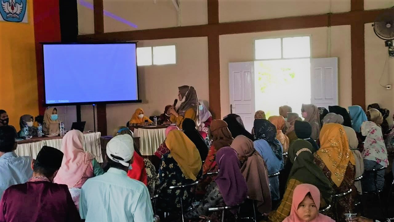 Komite sekolah merupakan lembaga mandiri yang beranggotakan orangtua/wali peserta didik, komunitas sekolah, serta tokoh masyarakat yang peduli pendidikan sebagaimana diatur dengan Permendikbud Nomor 75 Tahun 2016. Komite sekolah berperan dalam upaya peningkatan pelayanan pendidikan; menjalankan setiap fungsinya secara gotong royong, demokratis, mandiri, profesional, dan akuntabel. Komite SMA Negeri 1 Batang Kapas mengundang semua orang tua murid dan juga tamu-tamu undangan lainnya, Camat, Wali Nagari, Pengawas Sekolah hingga Polres dan yang Mewakilkan untuk berdiskusi dan bermusyawarah guna meningkatkan mutu pendidikan skala prioritas terutama, bidang sarana prasarana sekolah. Pertemuan orang tua berlangsung dengan mengikuti protokol kesehatan masa pandemi COVID-19, wajib bermasker dan jaga jarak, Sabtu 05 Maret 2022 di aula sekolah.