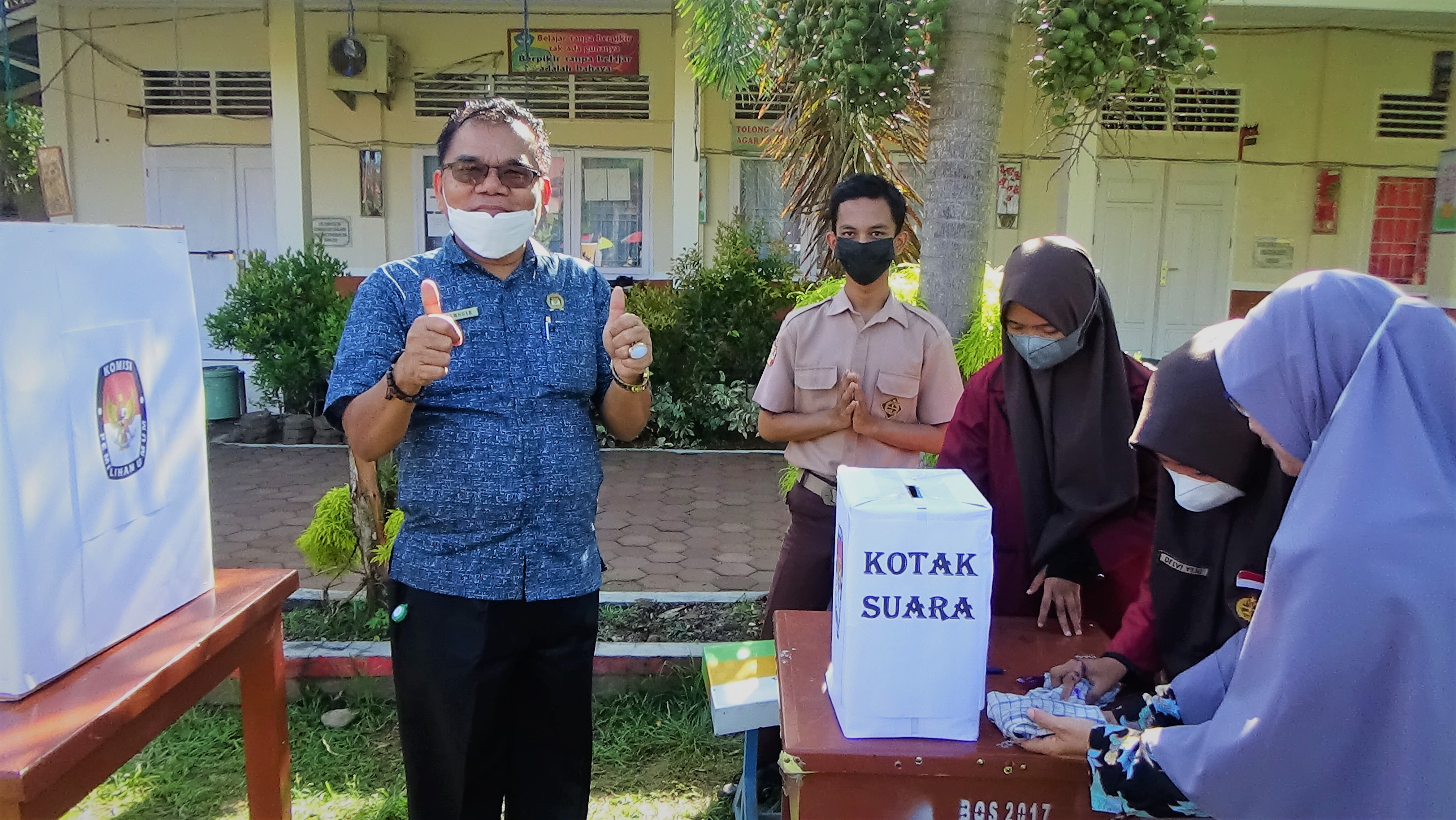 SMAN 1 Batang Kapas, – Siswa SMAN 1 Batang Kapas menggelar pesta demokrasi pemilihan calon ketua Organisasi Siswa Intra Sekolah (OSIS) masa bakti 2021/2022, Sabtu, 30 Oktober 2021. Pemilihan yang dihelat di lapangan dan itu berlangsung layaknya pemilihan umum. Tiga pasang kandidat calon ketua dan wakil ketua. Ketiga calon ketua dan wakil ketua OSIS yaitu, nomor satu Joan Ayurahmadani berpasangan dengan Omar Ibrahim, nomor dua Tri Buana Ramadhani berpasangan dengan Nandi Okta Darma, dan nomor tiga Alya Syaf Fitra berpasangan dengan Aulia Almi Fauziah. Tidak jauh beda dengan proses Pemilu, terdapat tiga kotak suara dan sembilan bilik suara yang disediakan panitia penyelenggara pemilihan OSIS di tengah lapangan. Ketiga kotak suara itu, satu untuk kelas 10, satu untuk kelas 11, dan satu kelas 12. Sedangkan untuk bilik suara, sembilan bilik suara diperuntukkan masing-masing tiga bilik untuk setiap angkatan. Jumlah daftar pemilih di ajang pesta demokrasi tahunan itu sebanyak 969 siswa dan yang menggunakan hak suaranya sebanyak 806 siswa semua angkatan Kepala sekolah membuka pemilihan Ketua OSIS dengan sepatah kata beliau dan juga mencoblos pertama untuk pemilihan Ketua OSIS ini. Hasilnya, kandidat nomor satu Joan Ayurahmadani berpasangan dengan Omar Ibrahim, meraih suara terbanyak dengan perolehan 446 suara, yang diikuti kandidat nomor dua Tri Buana Ramadhani berpasangan dengan Nandi Okta Darma dengan perolehan 227 suara, dan. kandidat nomor tiga Alya Syaf Fitra berpasangan dengan Aulia Almi Fauziah meraih suara terendah dengan perolehan  133 suara.