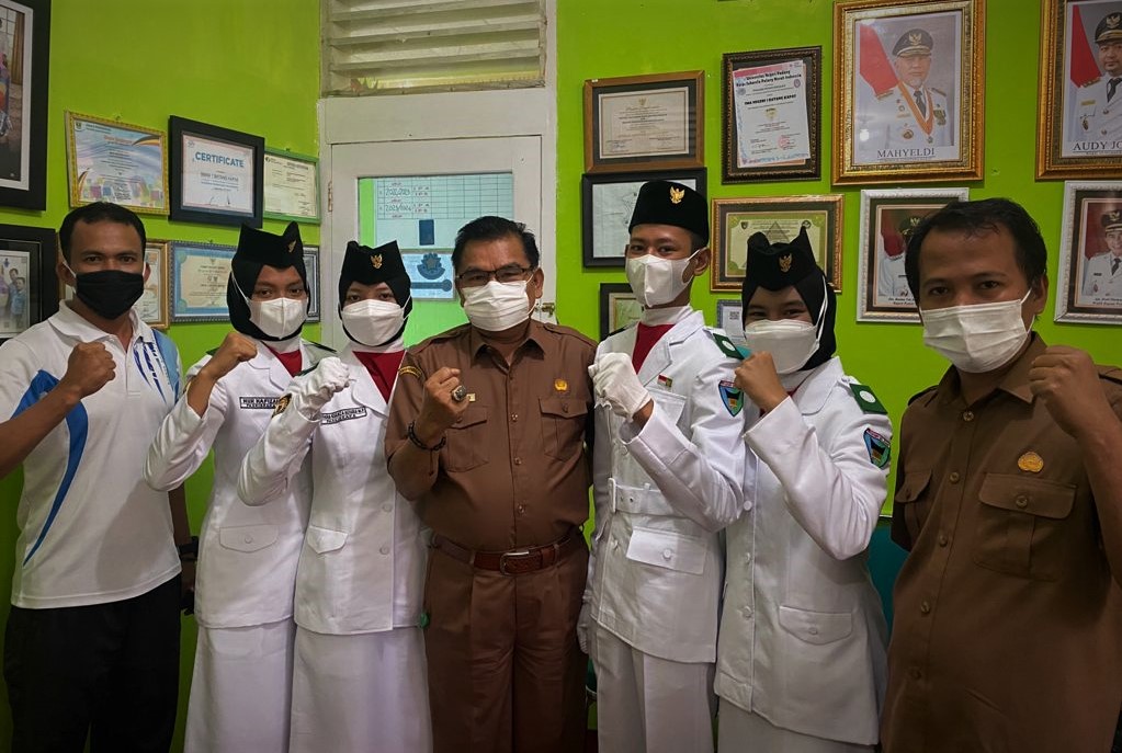 4 siswa SMAN 1 Batang Kapas Paskibraka 2021 Tingkat Kabupaten Pessel Dalam perayaan HUT RI ke-76