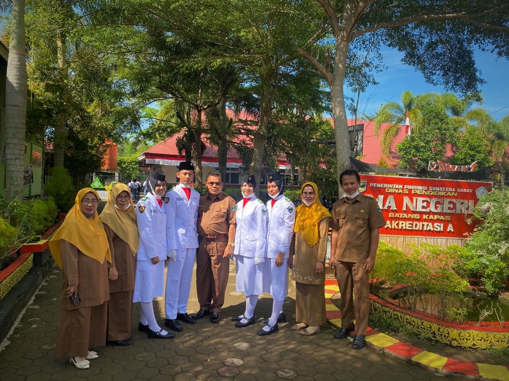 4 siswa SMAN 1 Batang Kapas Paskibraka 2021 Tingkat Kabupaten Pessel Dalam perayaan HUT RI ke-76