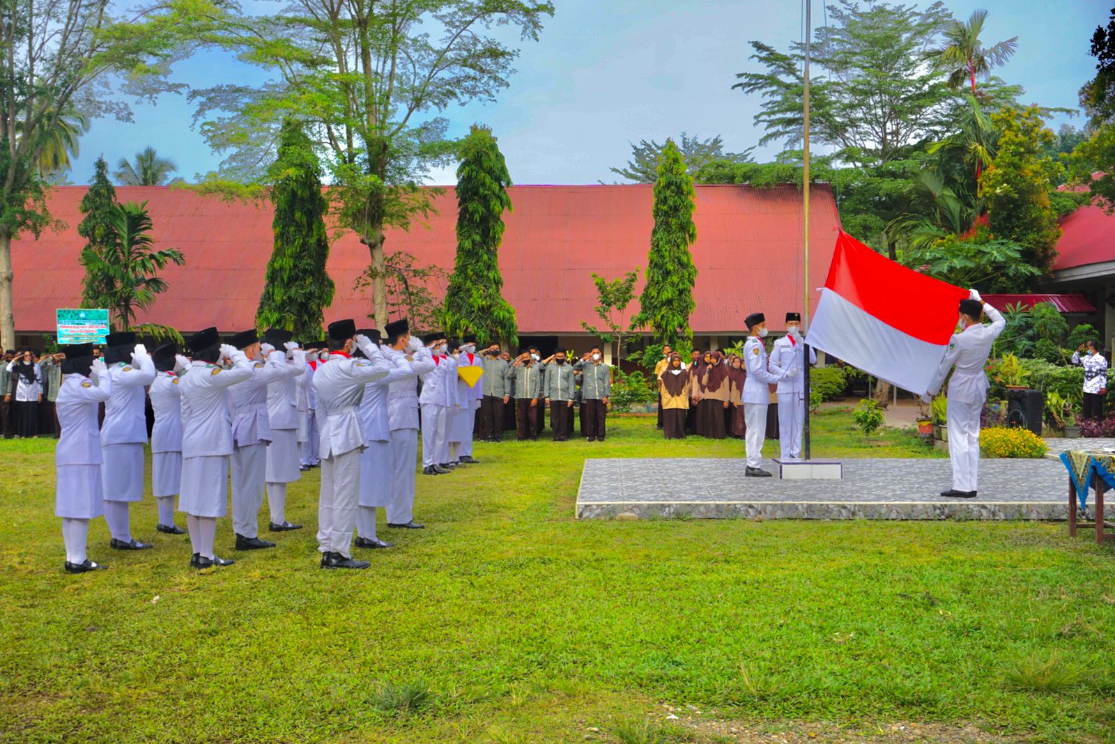 SMAN 1 Batang Kapas Melaksanakan Upacara Bendera dalam Peringatan Hari Sumpah Pemuda Ke-93