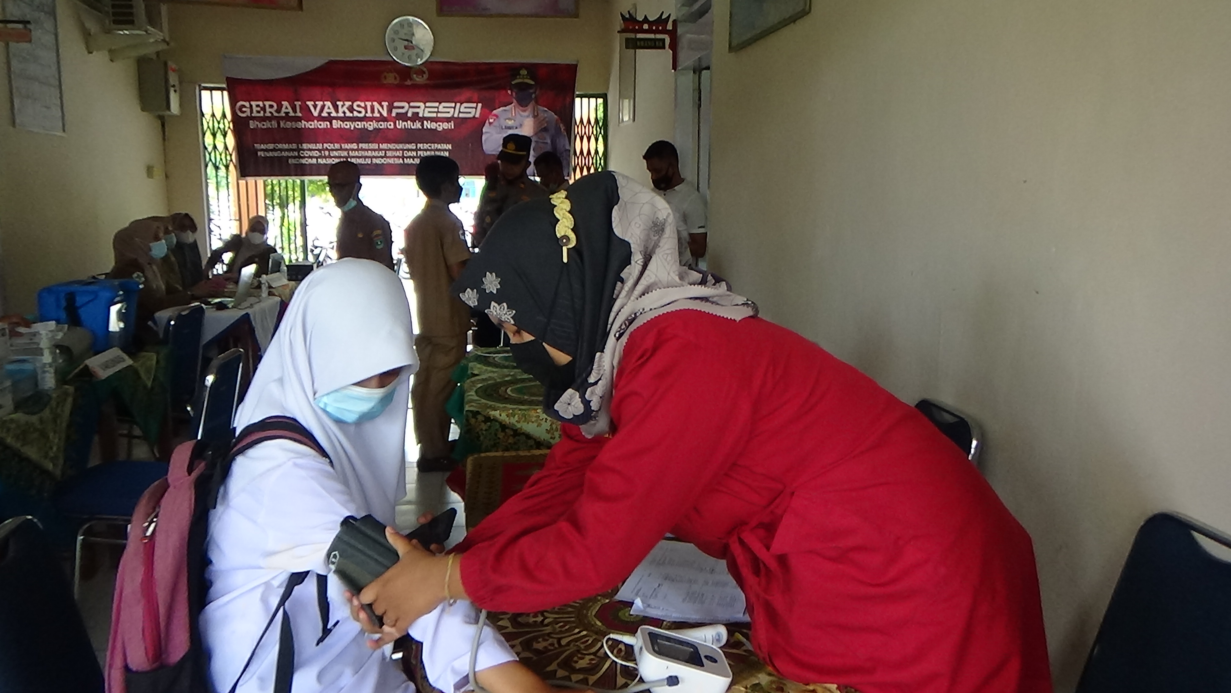 Vaksinasi Covid-19 di SMAN 1 Batang Kapas