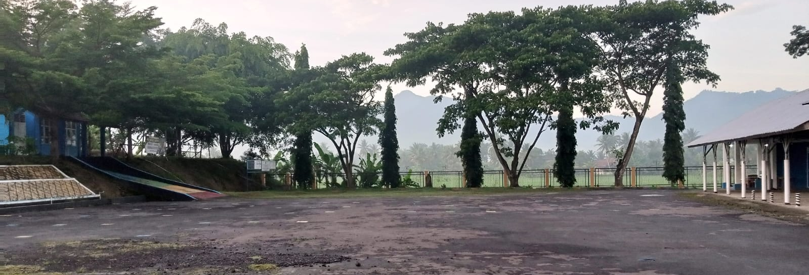 Halaman depan dan parkiran motor