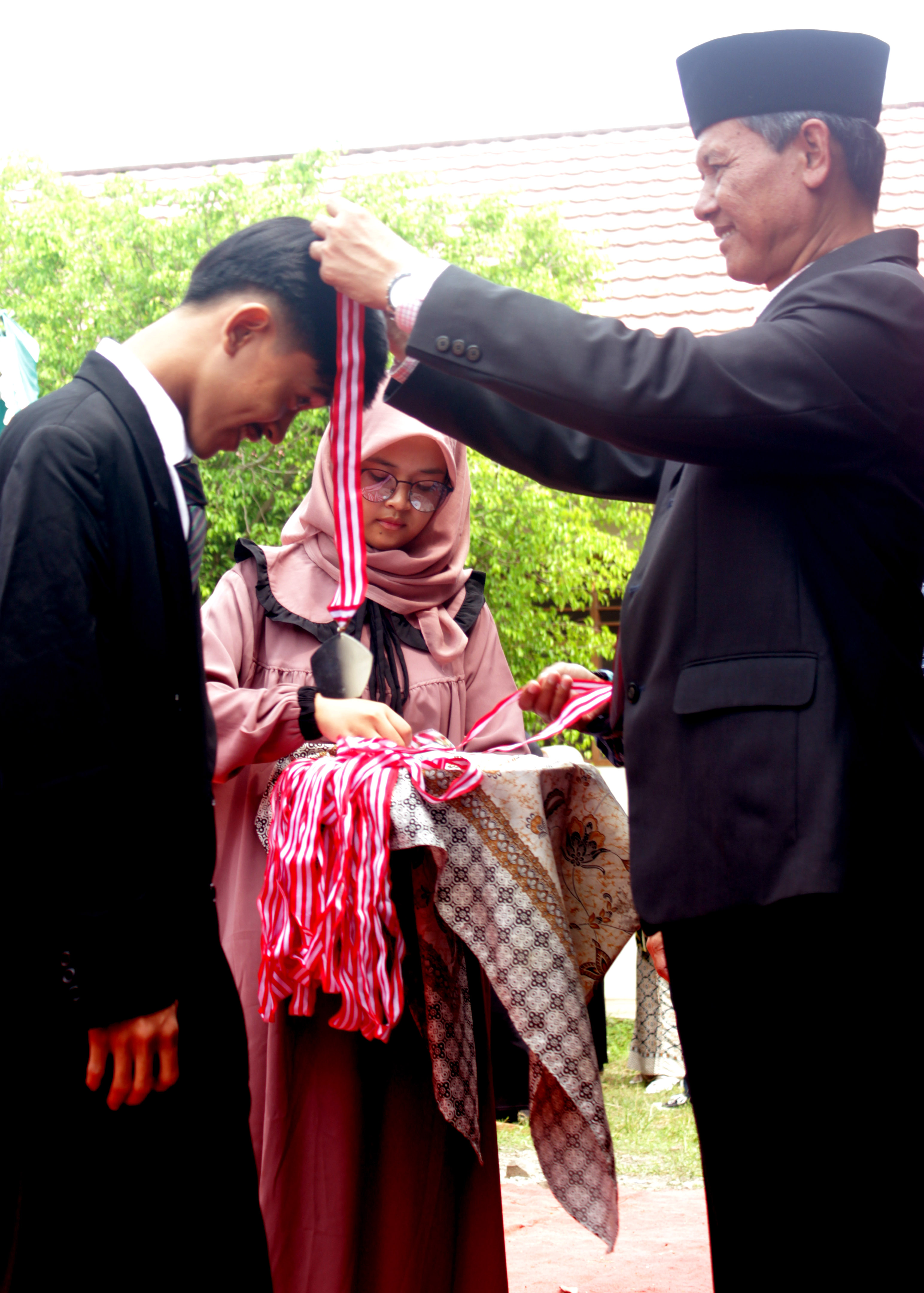 Penyerahan Mendali Dari Sekolah