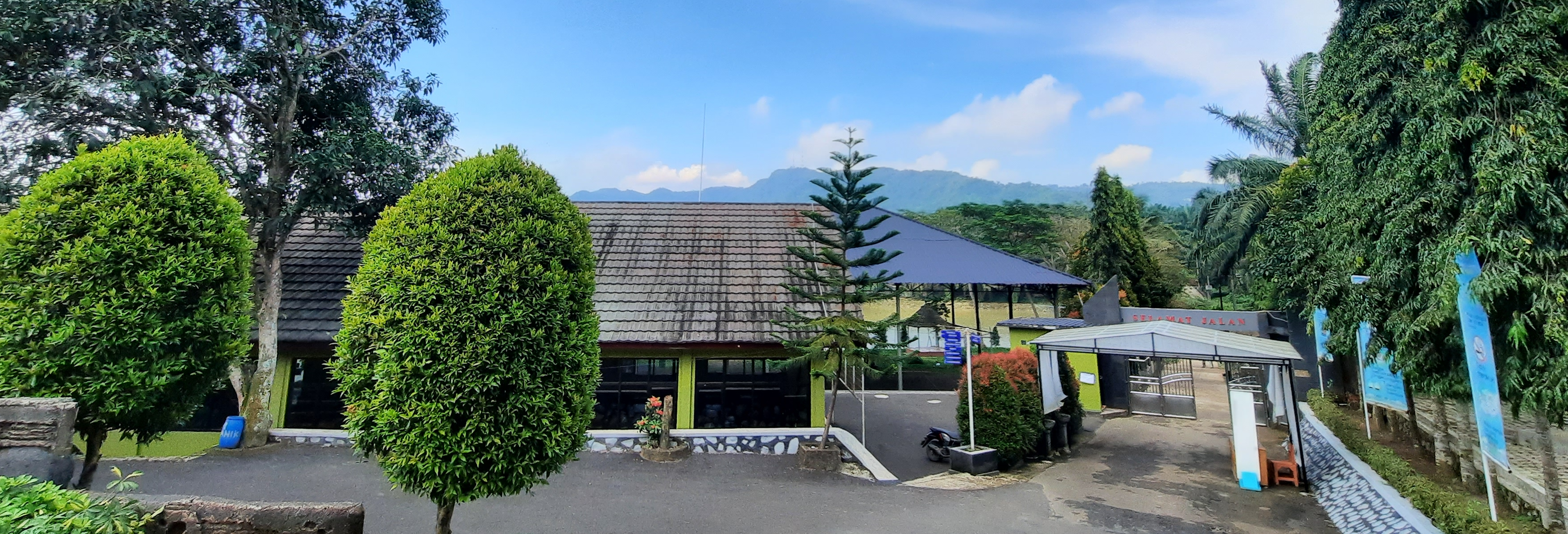 Halaman Depan Sekolah