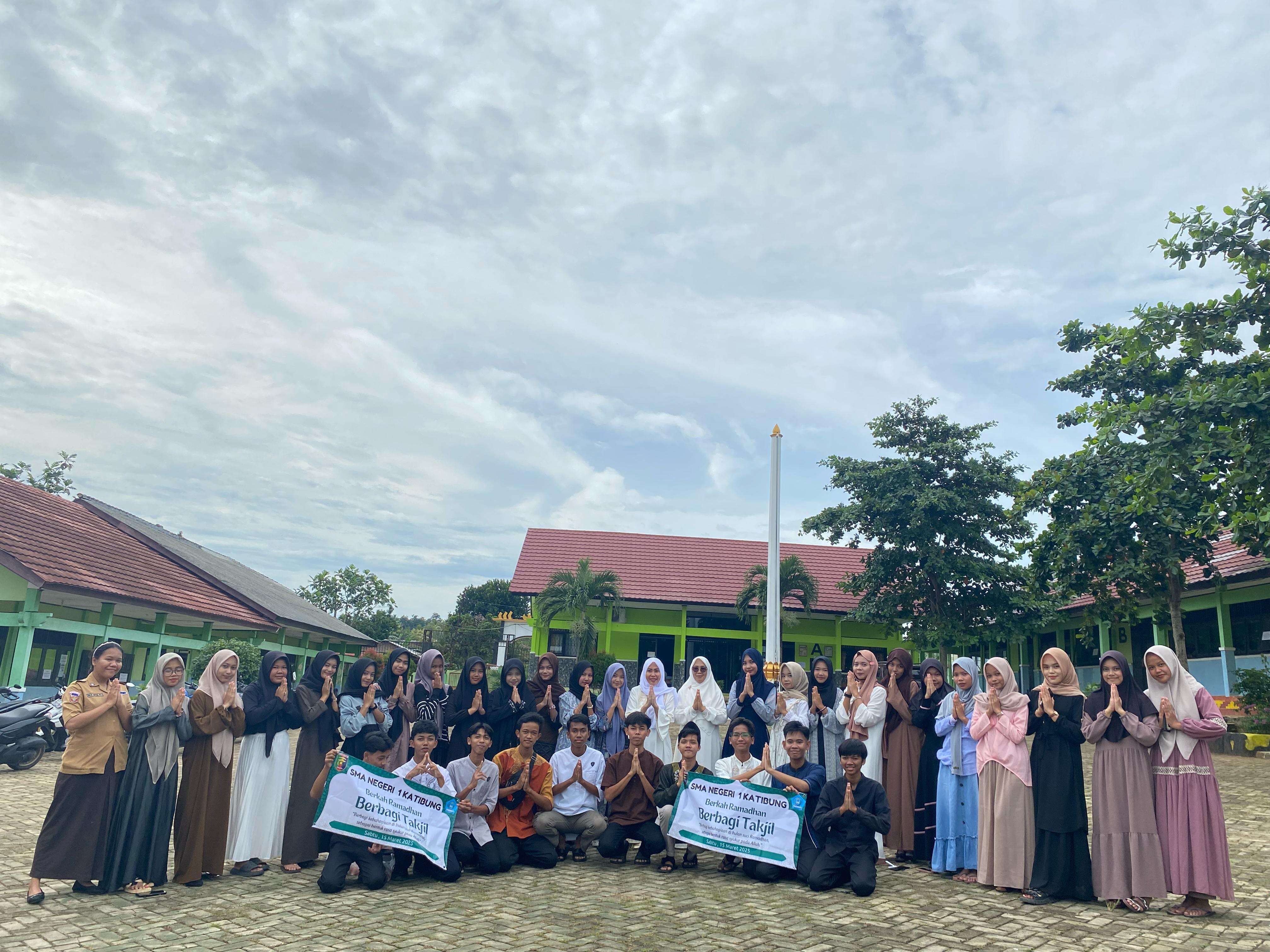 SMAN 1 Katibung Berbagi Takjil: Wujud Kepedulian di Bulan Ramadhan