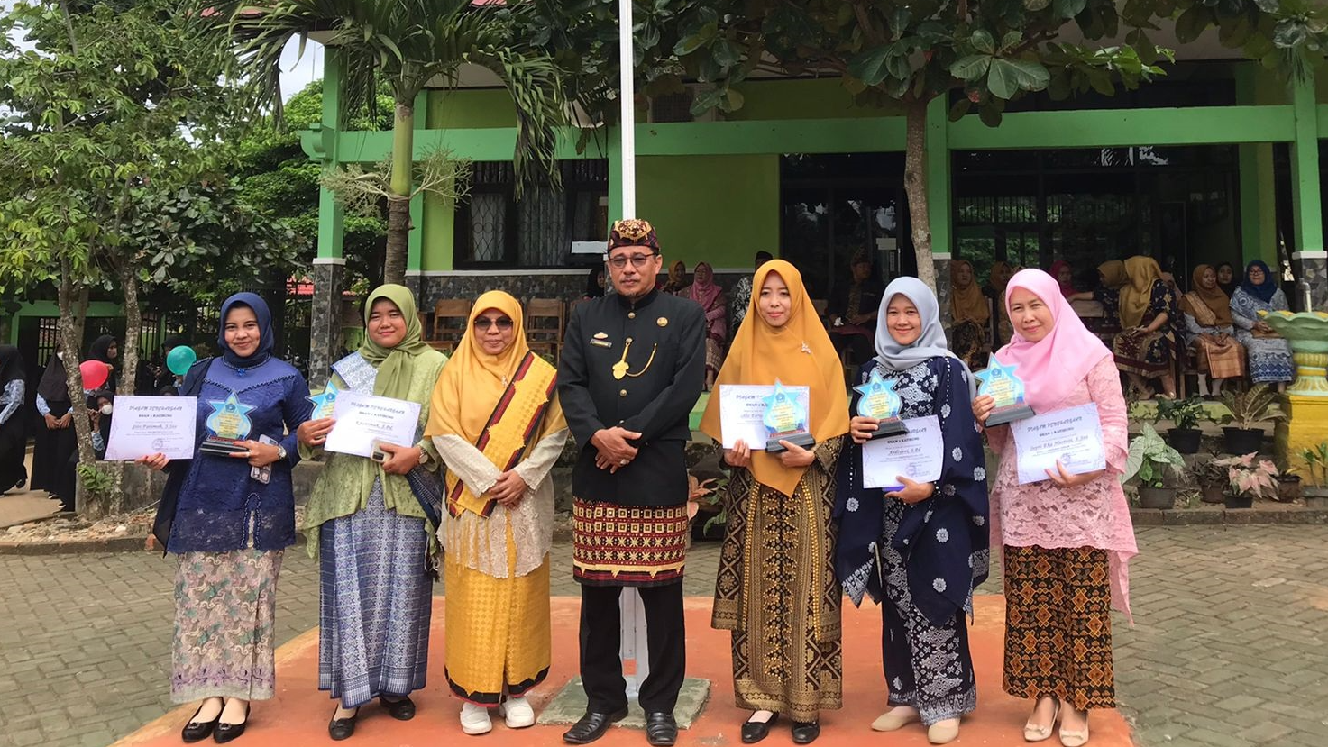 GURU-KARYAWAN TERBAIK 2022 SMA NEGERI 1 KATIBUNG