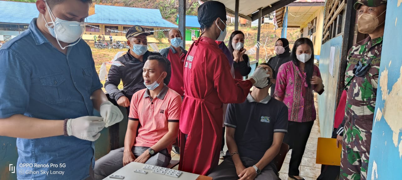 Tes Swab Antigen di SMA Negeri 1 Kayan Hulu