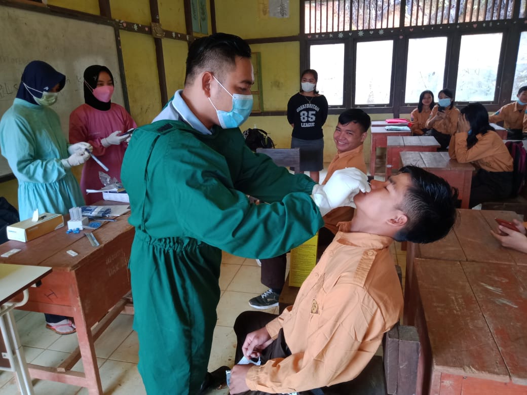 Tes Swab Antigen di SMA Negeri 1 Kayan Hulu