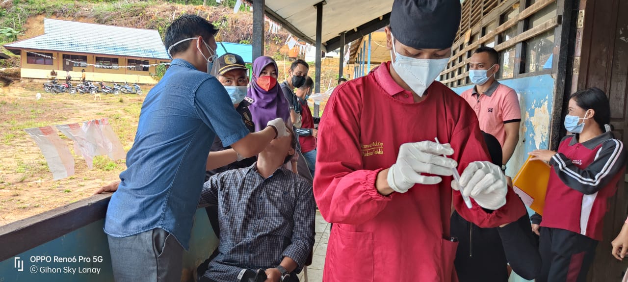 Tes Swab Antigen di SMA Negeri 1 Kayan Hulu