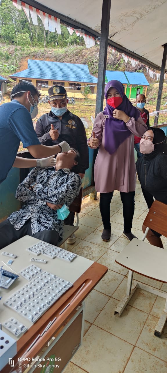Tes Swab Antigen di SMA Negeri 1 Kayan Hulu