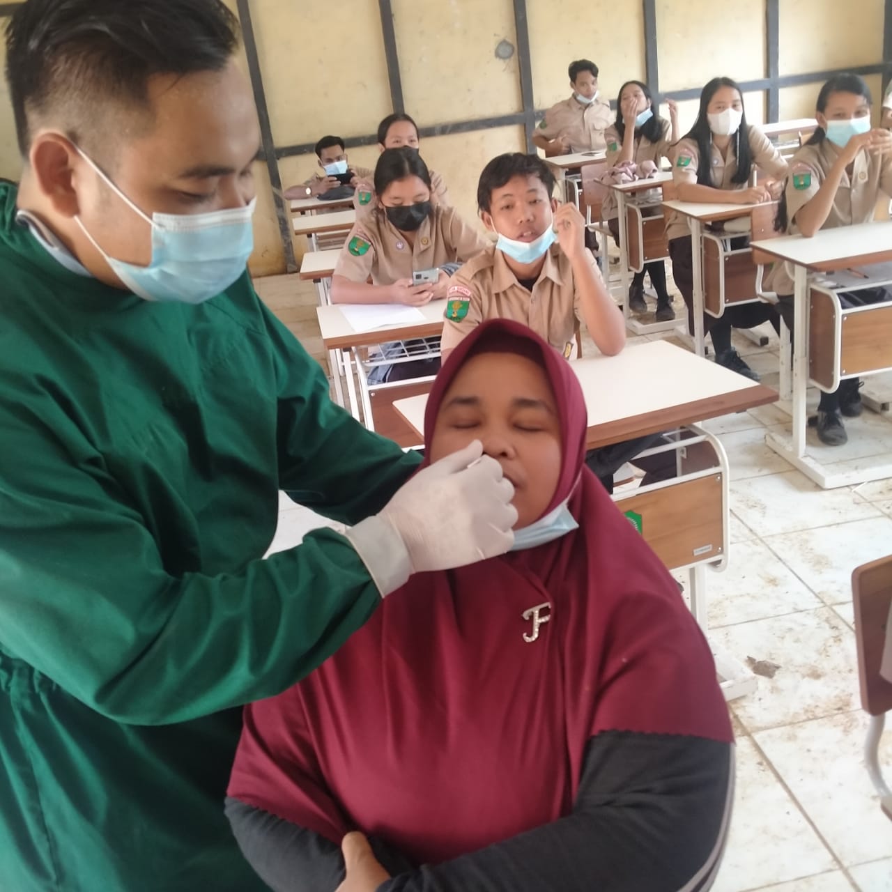 Tes Swab Antigen di SMA Negeri 1 Kayan Hulu