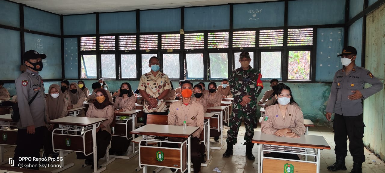Tes Swab Antigen di SMA Negeri 1 Kayan Hulu