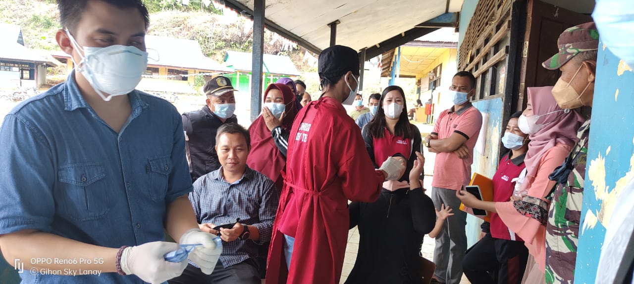 Tes Swab Antigen di SMA Negeri 1 Kayan Hulu