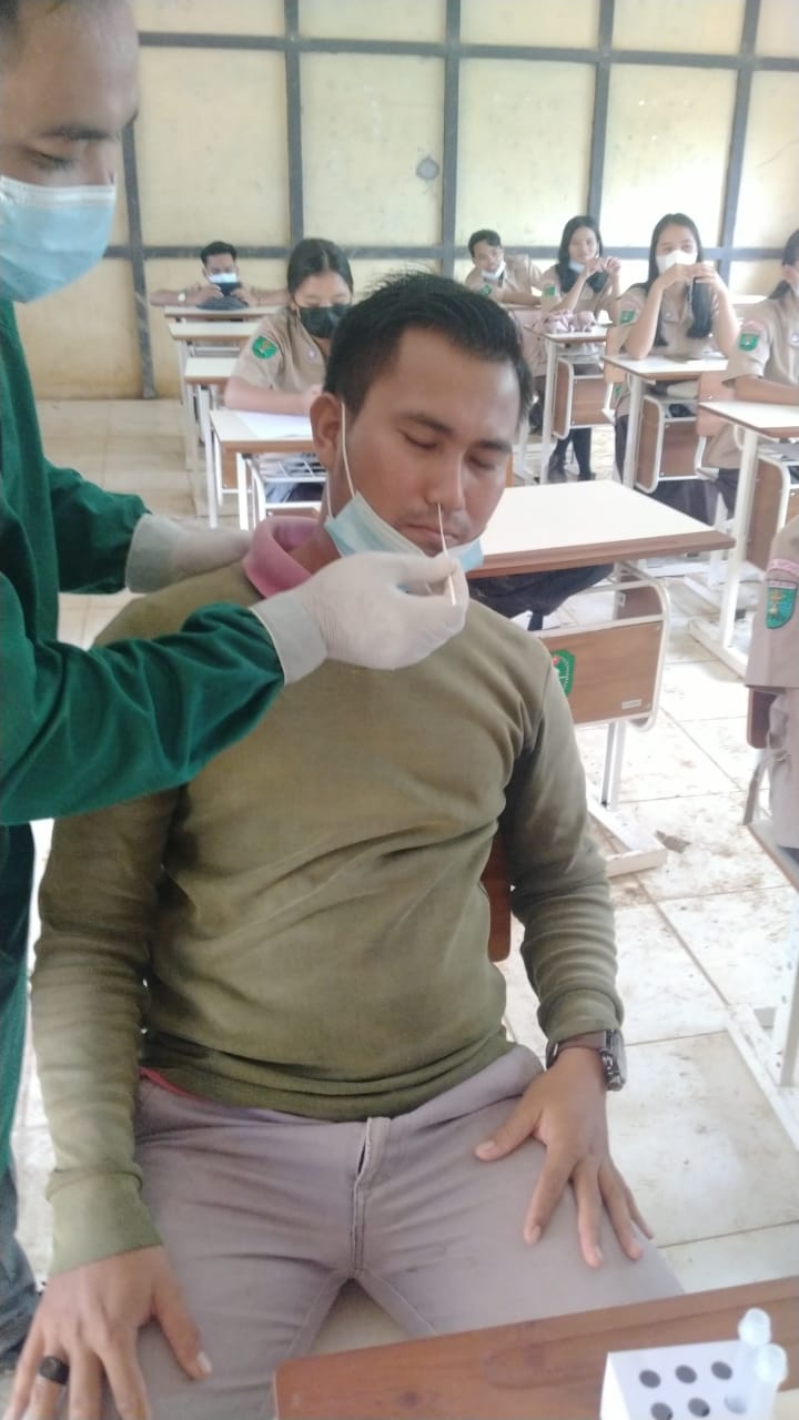 Tes Swab Antigen di SMA Negeri 1 Kayan Hulu